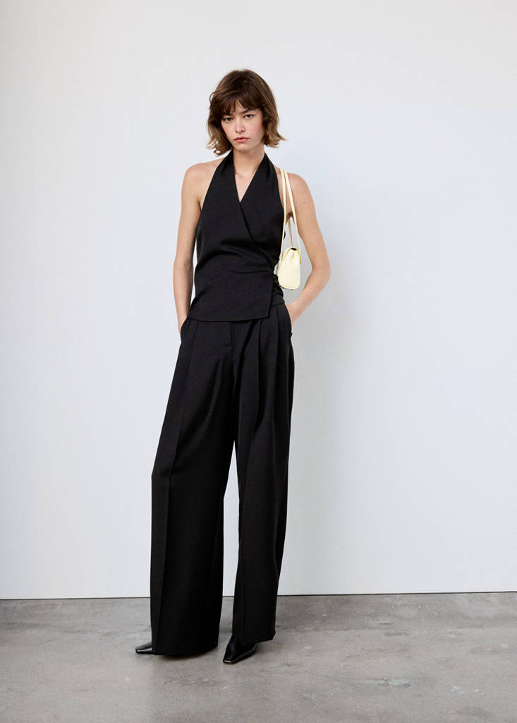 Straight-fit pleated trousers — Black