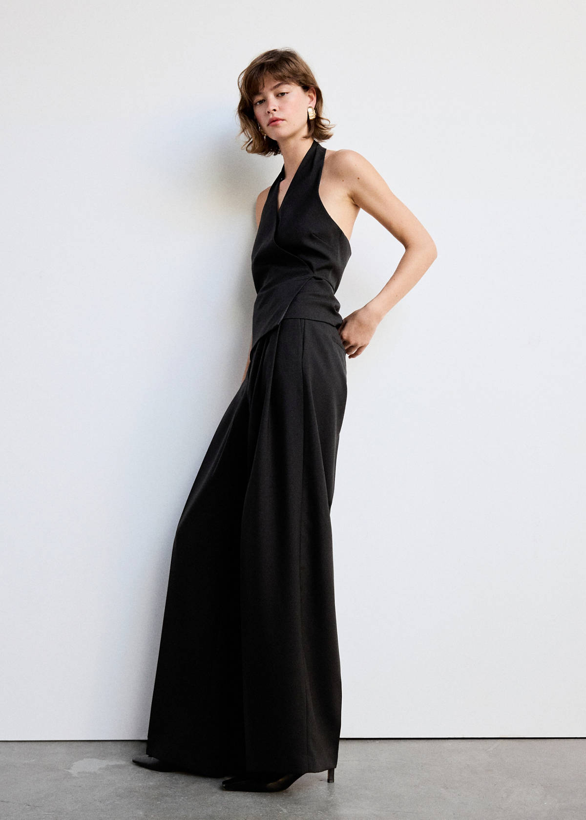 Straight-fit pleated trousers — Black