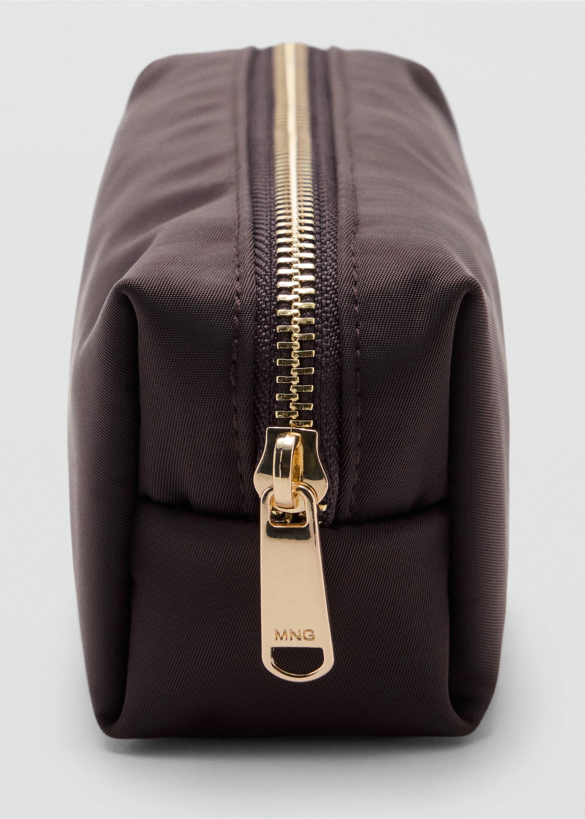 Nylon case with zip - Details of the article 1, Chocolate. Ref: 37064109-00.