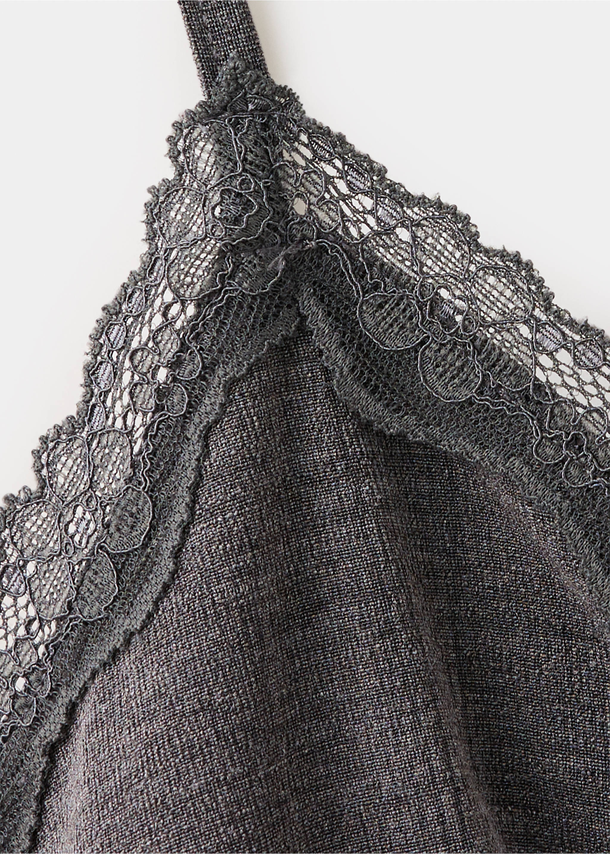 Top cuello pico encaje - Detalle del artículo 8, Gris. Ref: 37064110-00.
