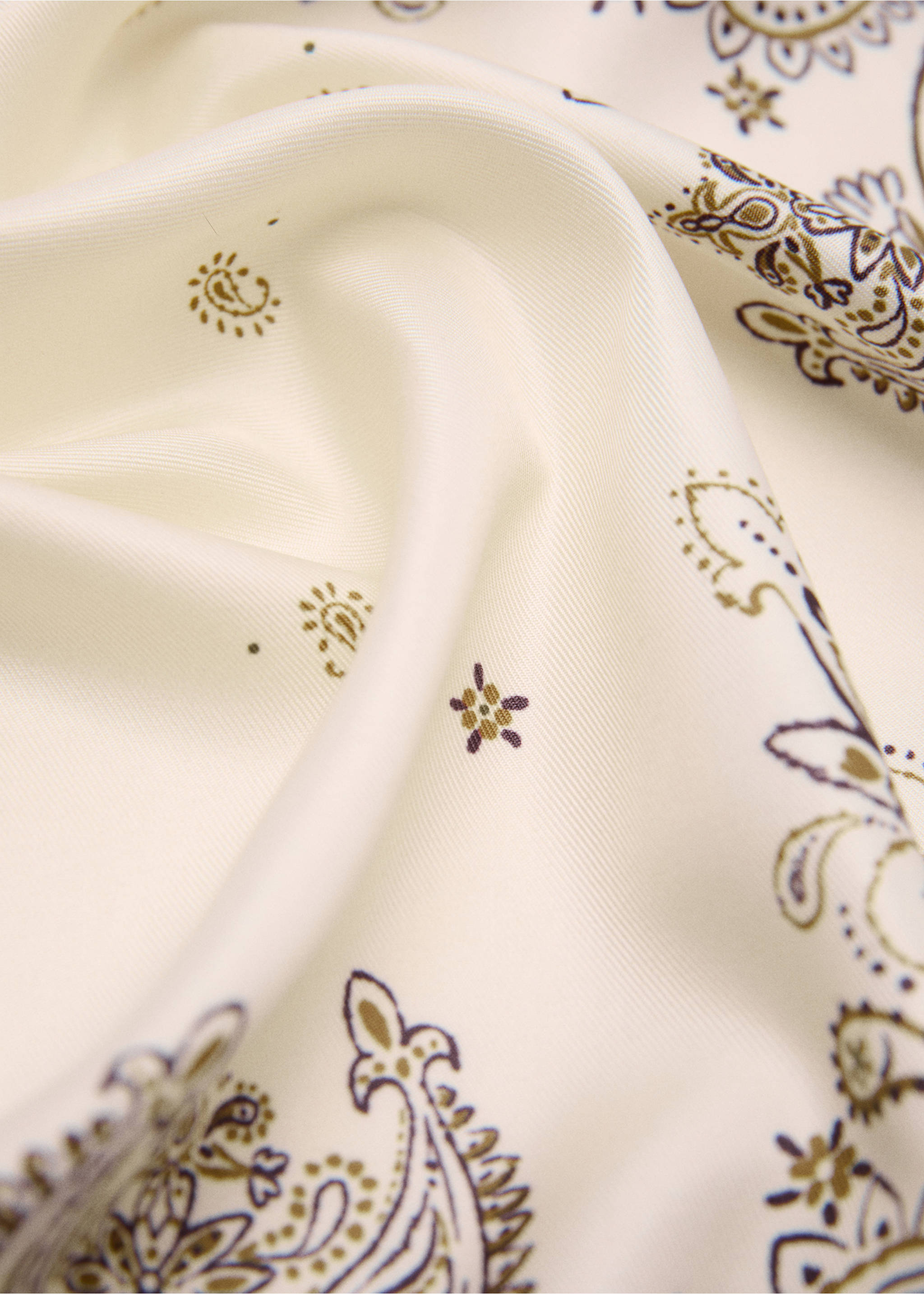 Foulard leaves3 - Plan moyen, Bordeaux. Ref: 37064412-00.