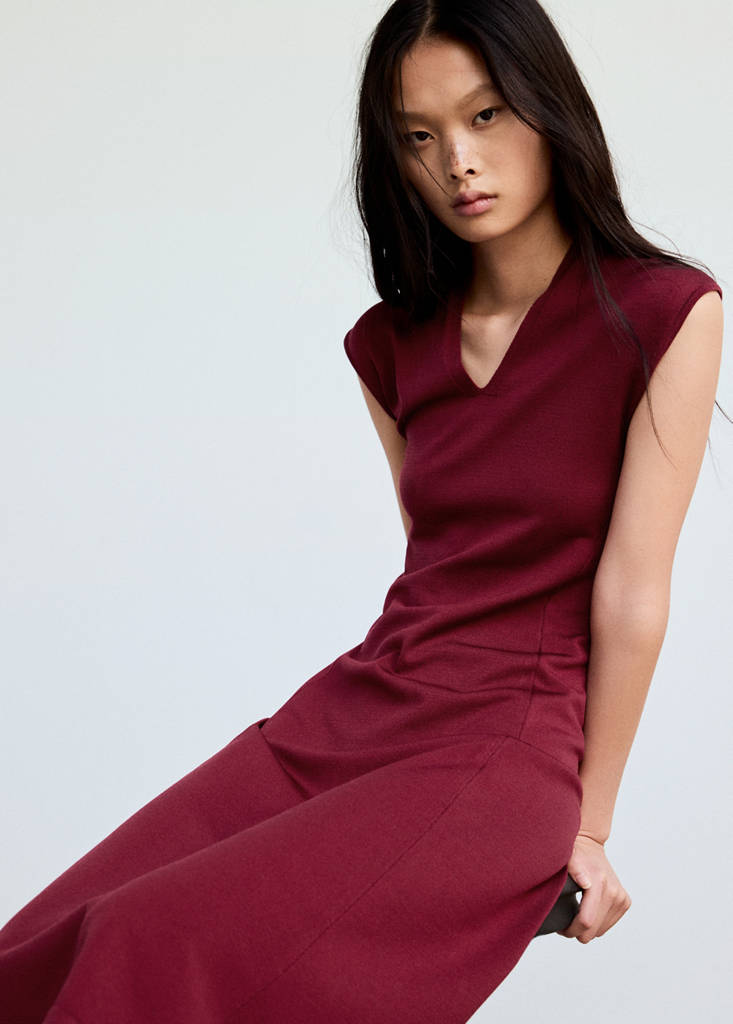 V-neck knitted dress — Strawberry
