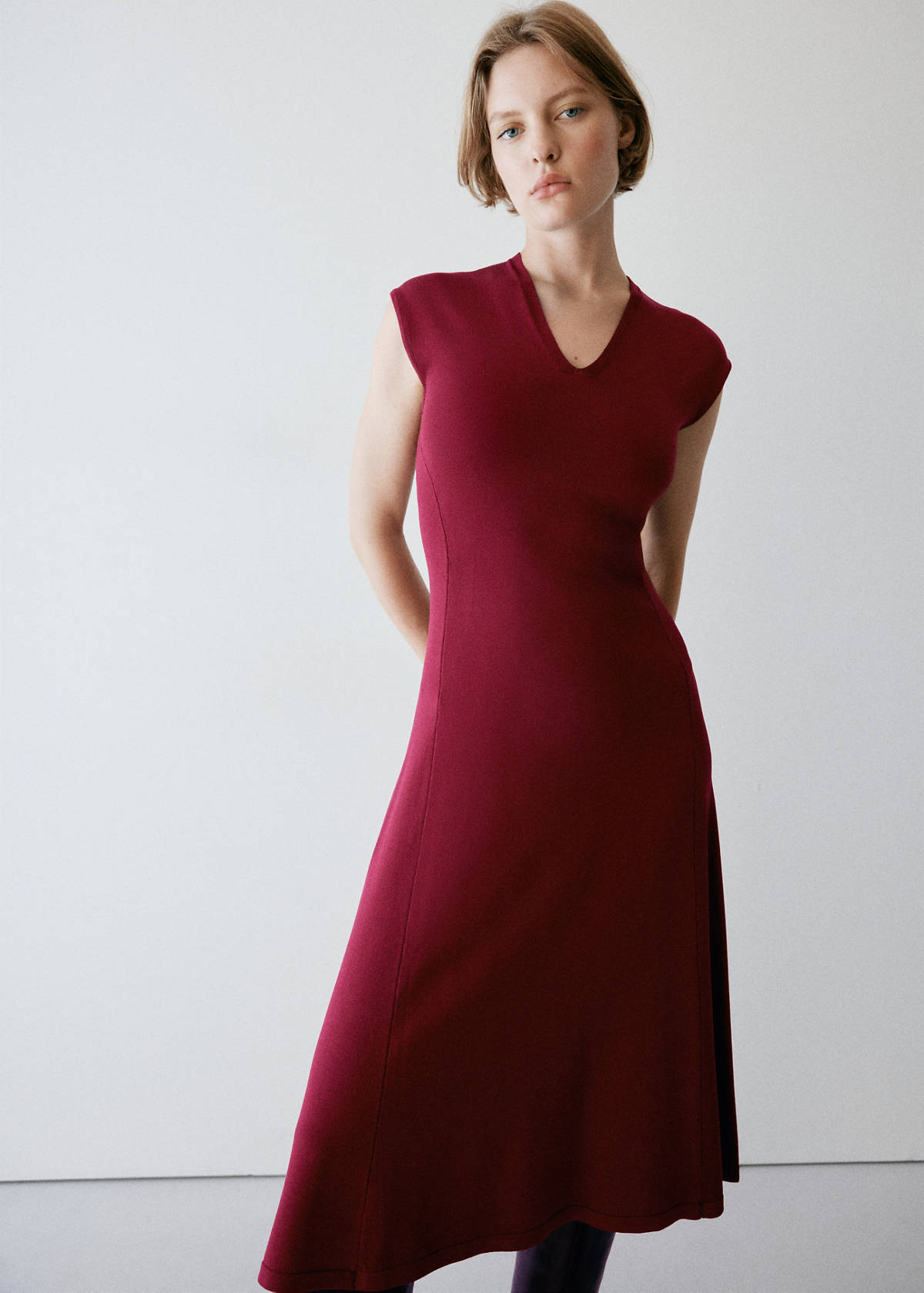 V-neck knitted dress — Strawberry