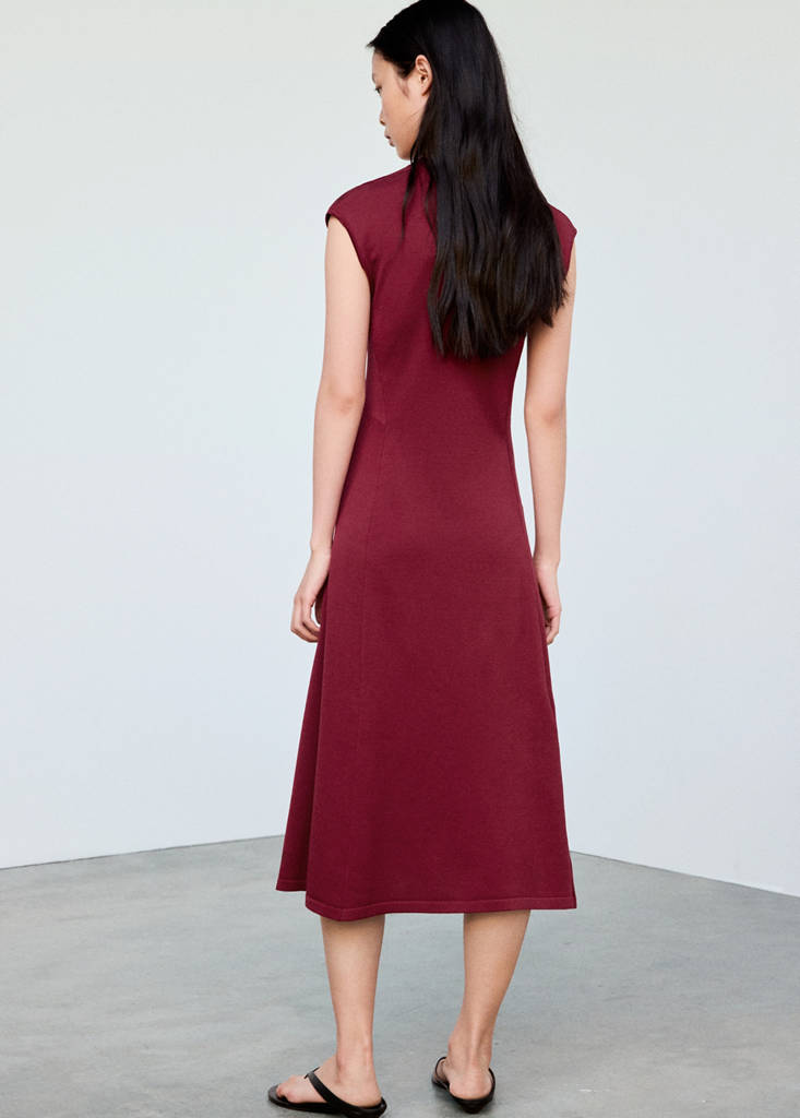 V-neck knitted dress — Strawberry