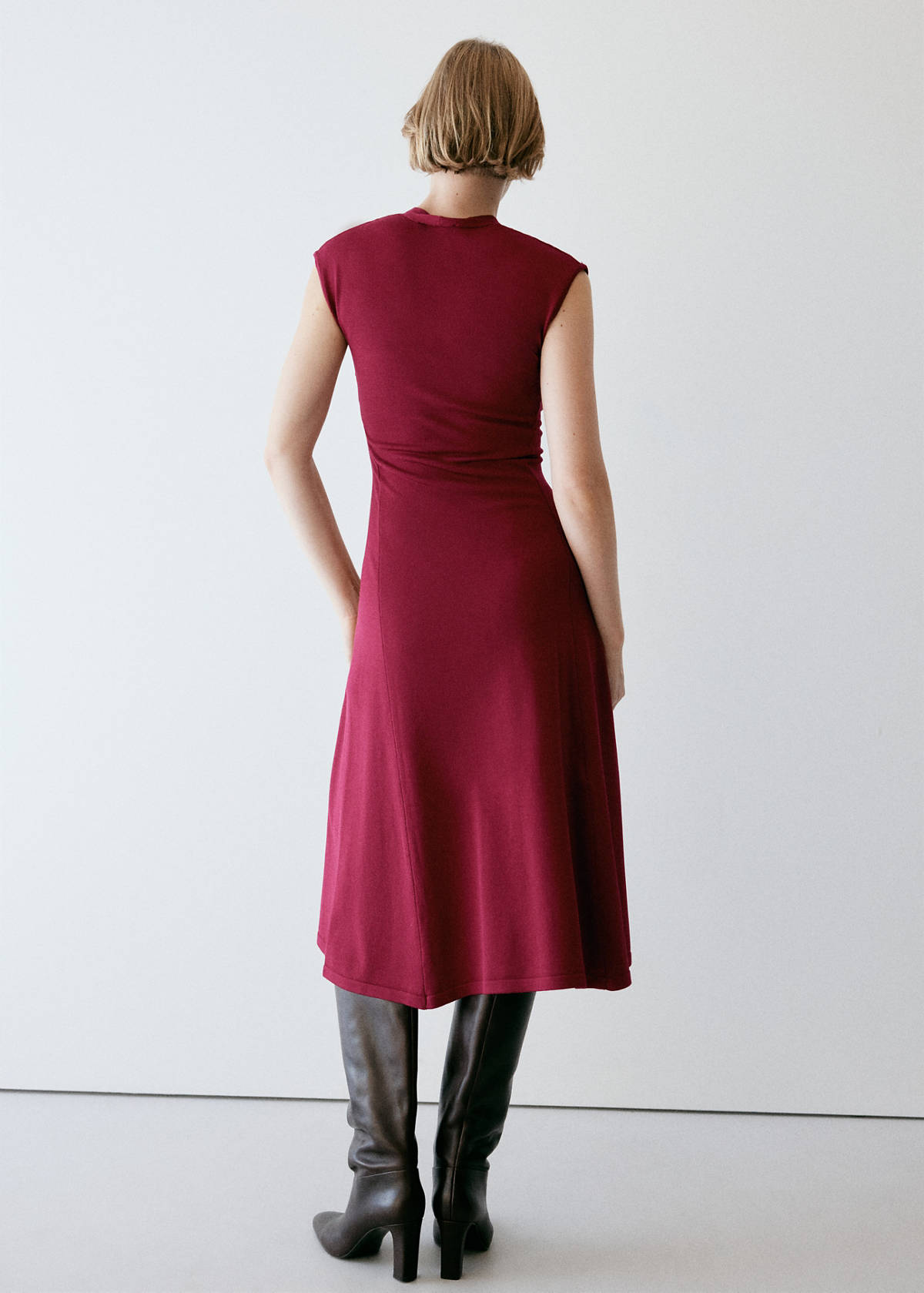 V-neck knitted dress — Strawberry