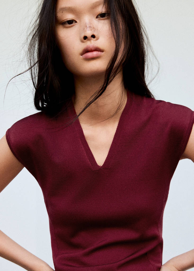 V-neck knitted dress — Strawberry
