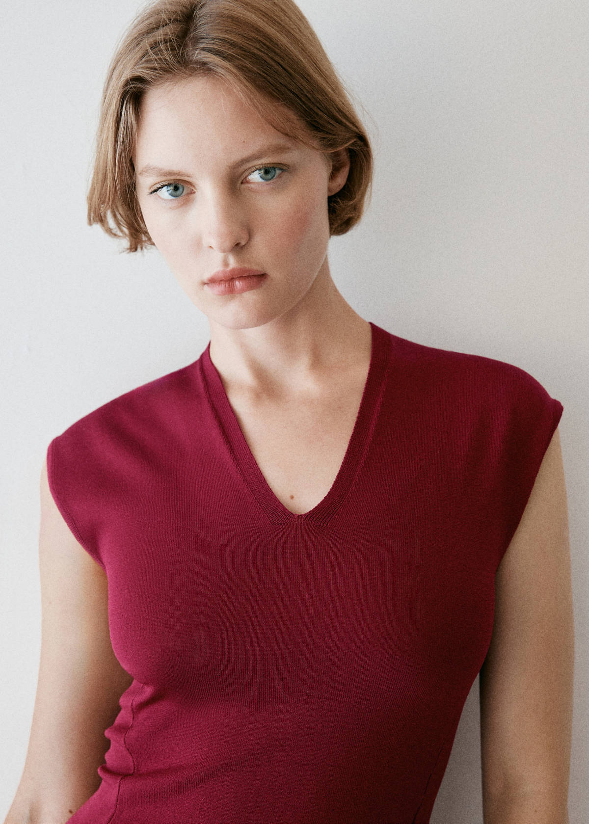 V-neck knitted dress — Strawberry