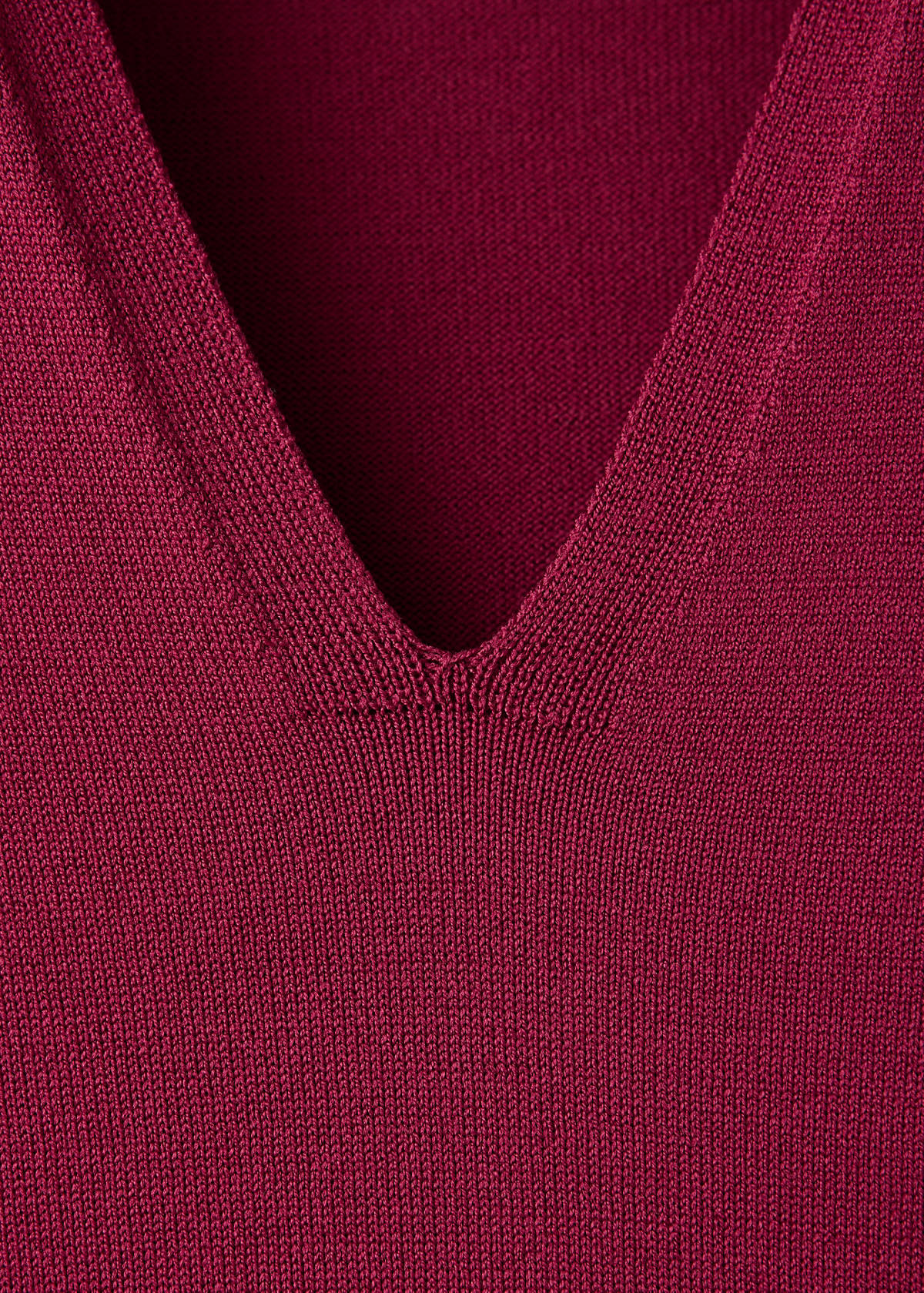 V-neck knitted dress — Strawberry