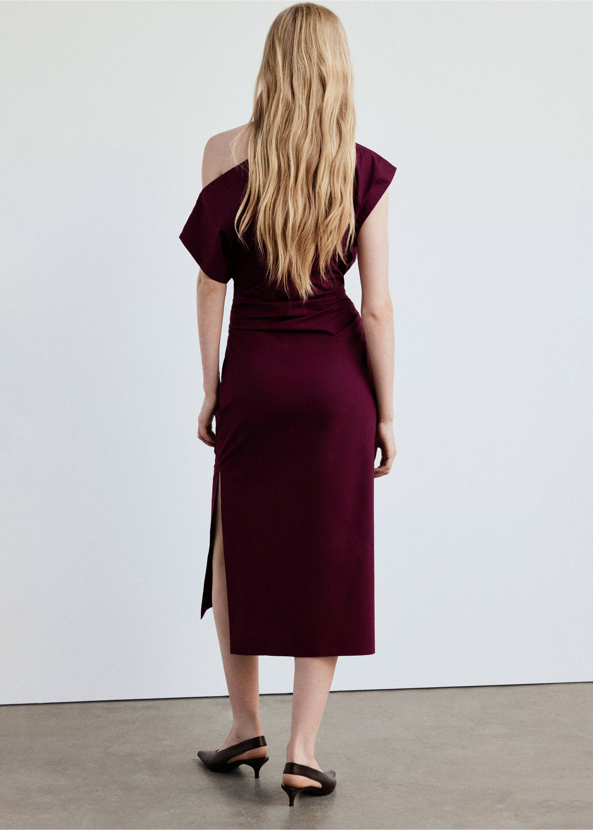 Asymmetrical pleated dress - Reverse of the article, Burgundy. Ref: 37064422-00.