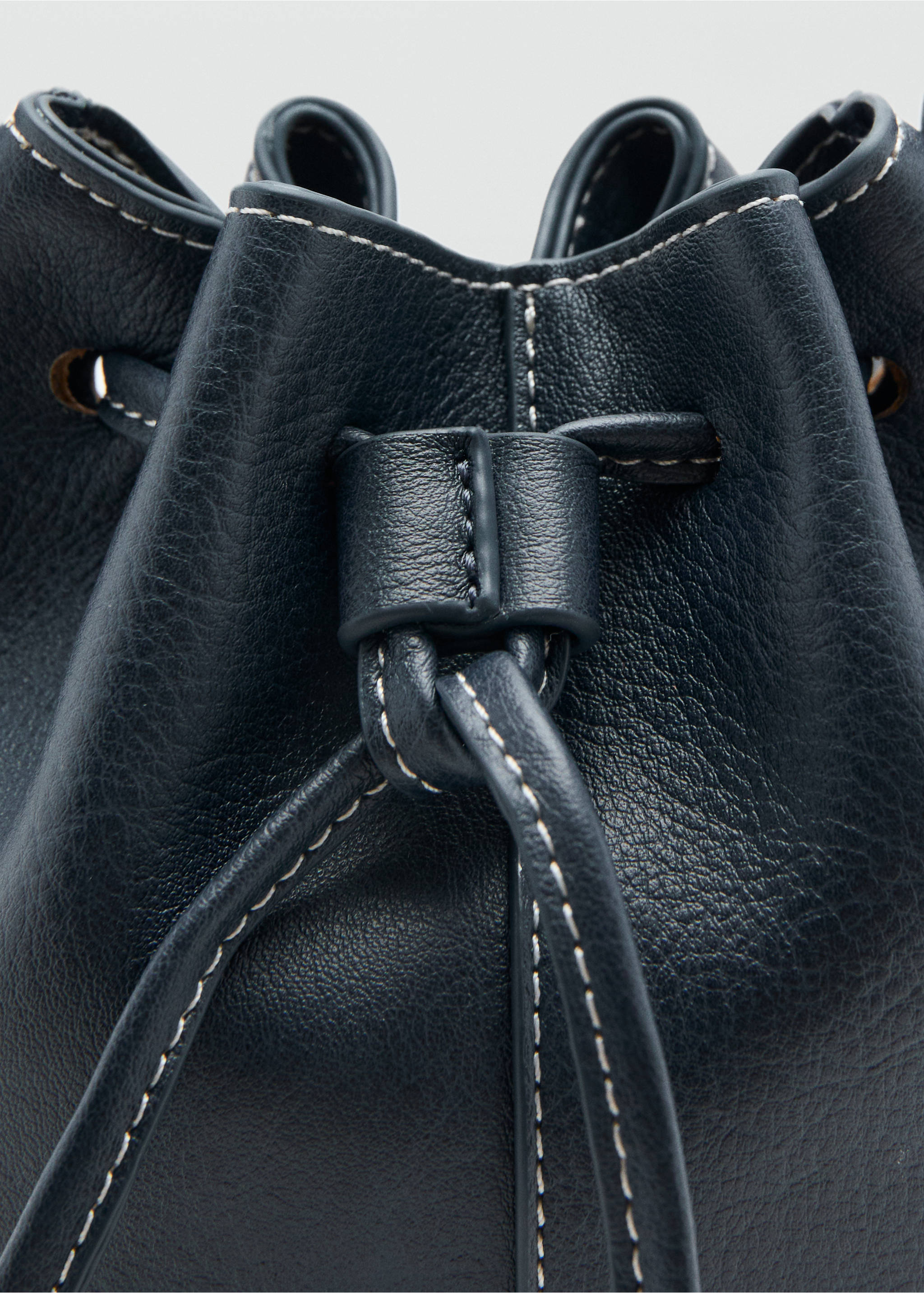 Bunny charm bucket handbag - Details of the article 2, Navy. Ref: 37064427-00.