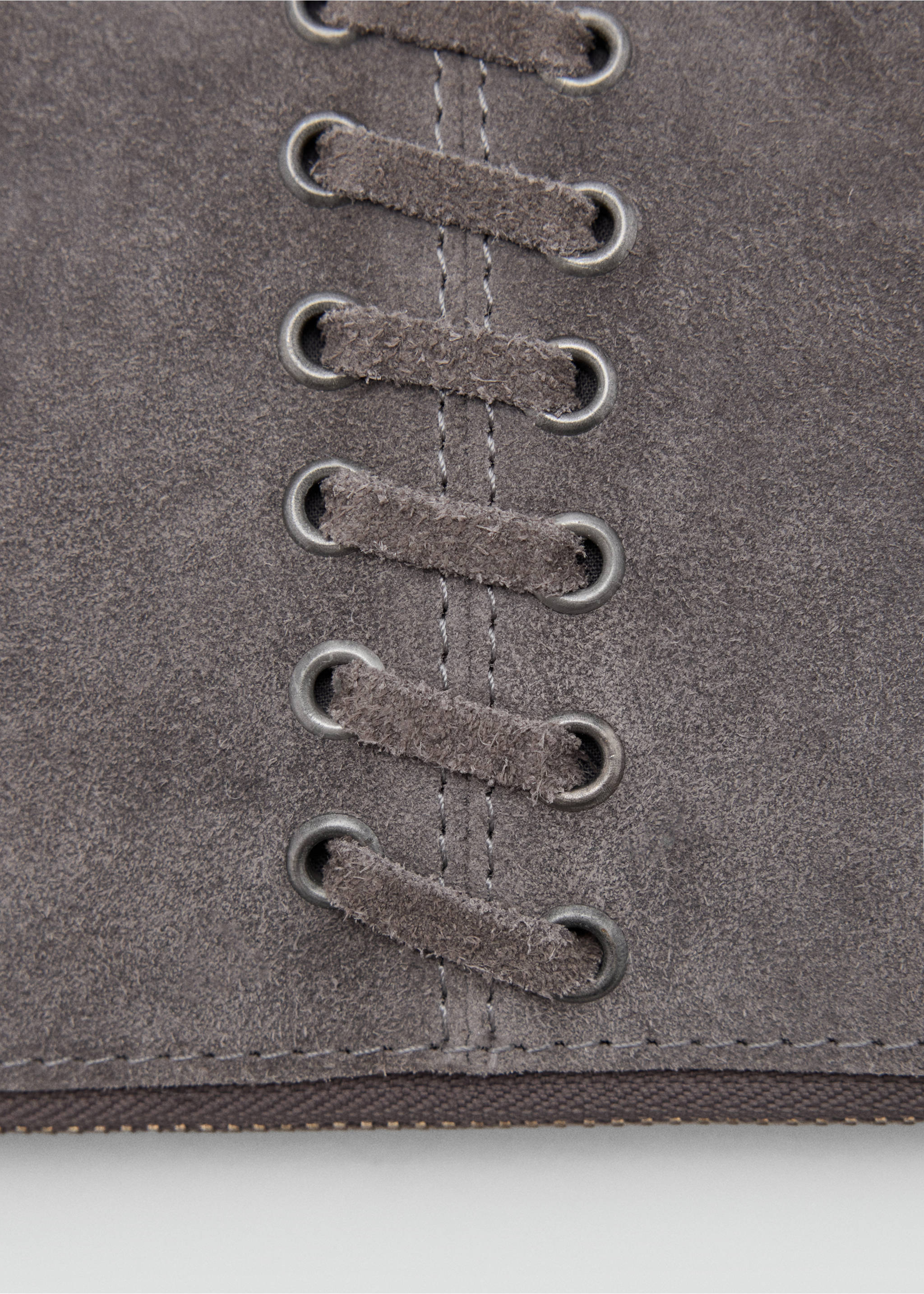 Pochette cloutch - Détail de l'article 2, Gris. Ref: 37064430-00.