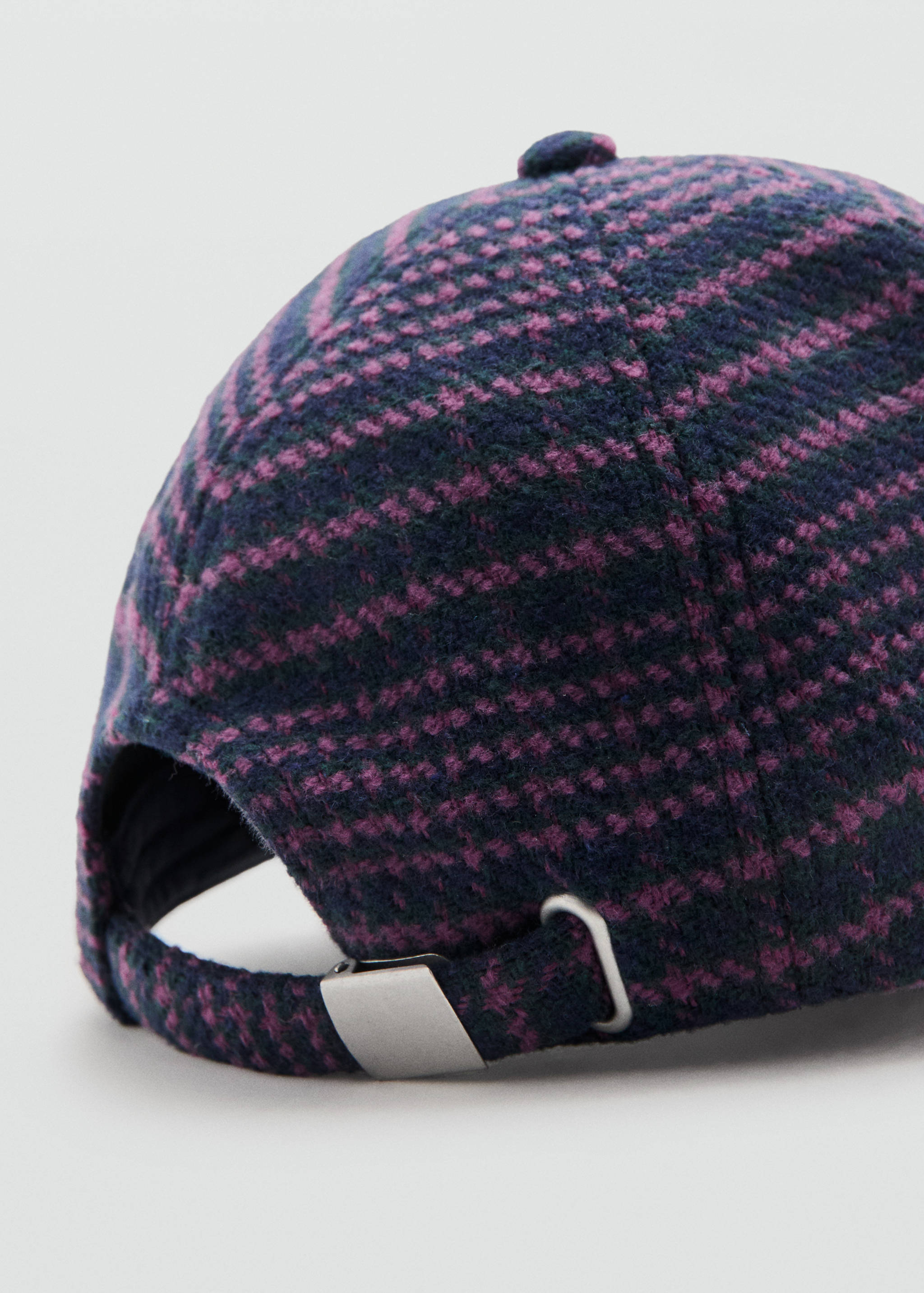 Embroidered flannel cap - Details of the article 1