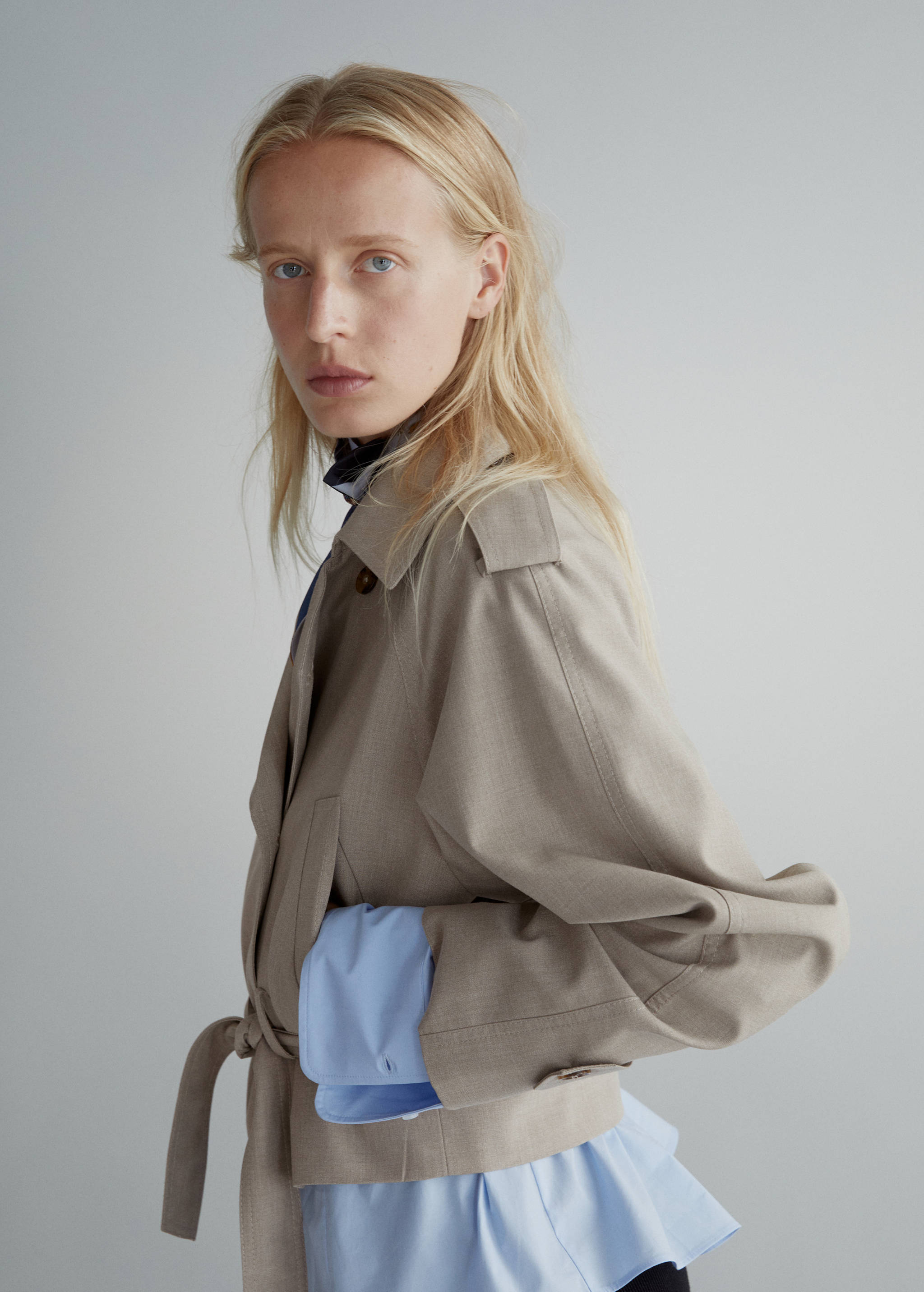 Short trench coat with belt - Details of the article 3