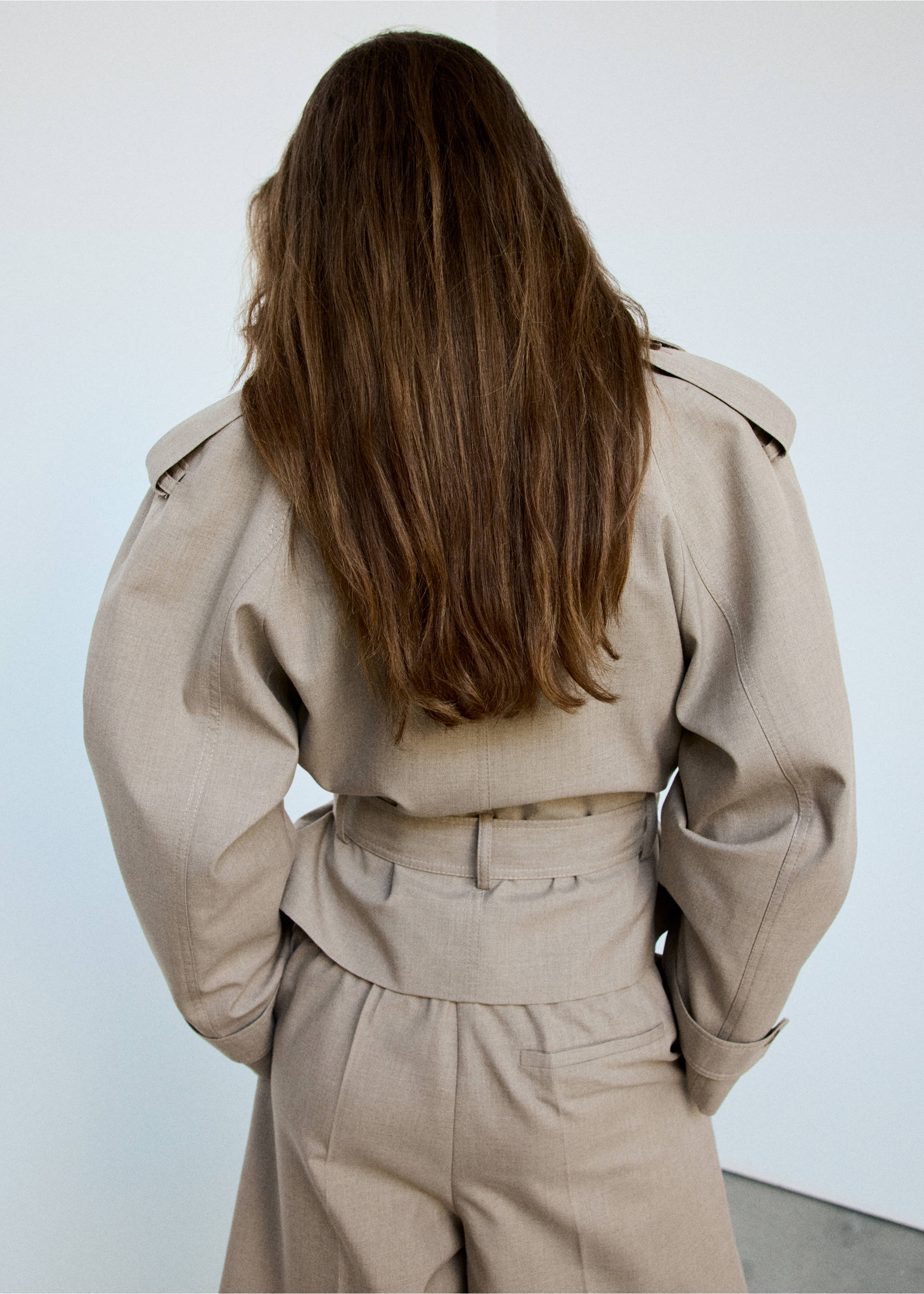 Short trench coat with belt - Reverse of the article, Beige. Ref: 37064472-02.