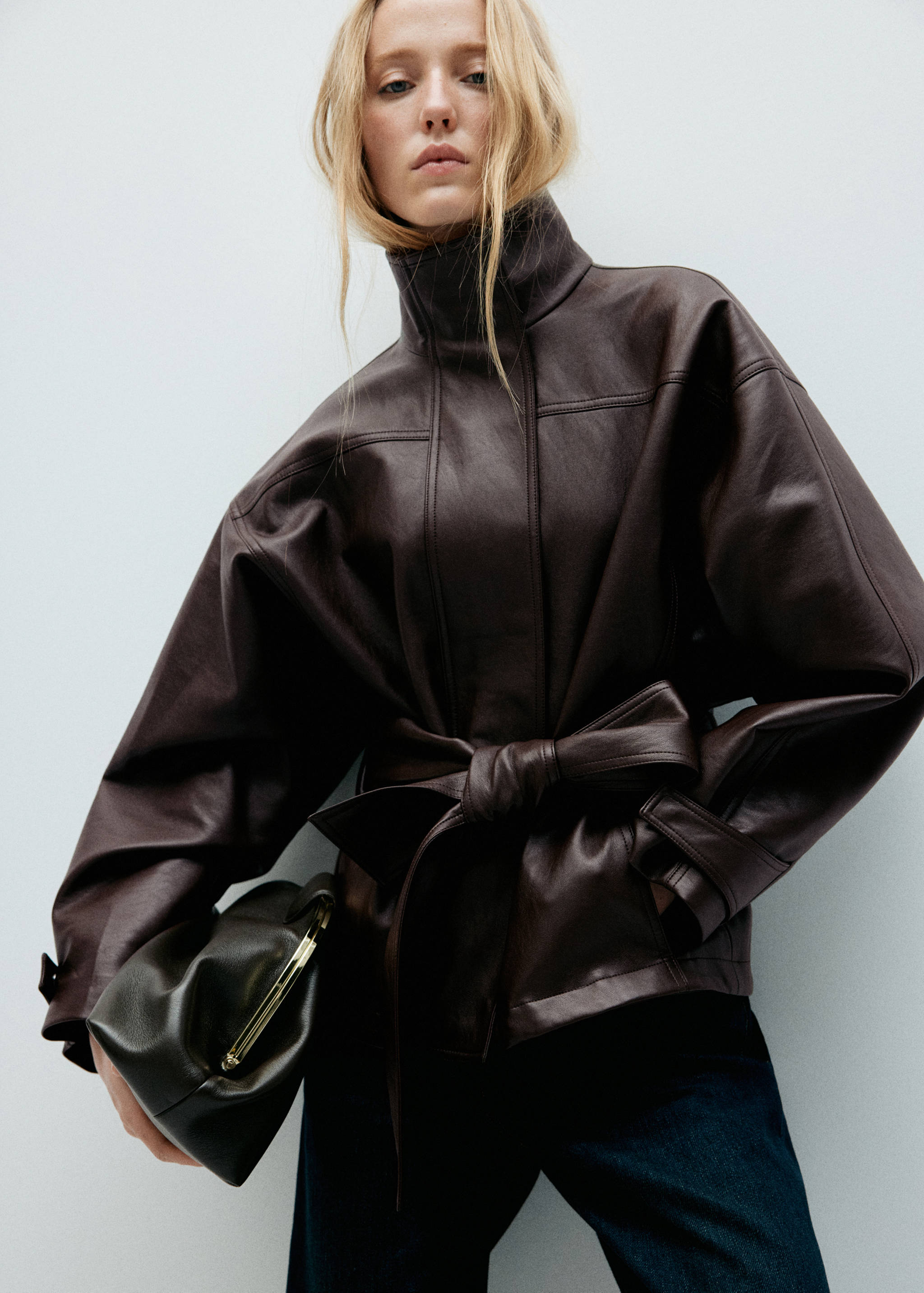 Chaqueta oversize cinturón - Plano medio