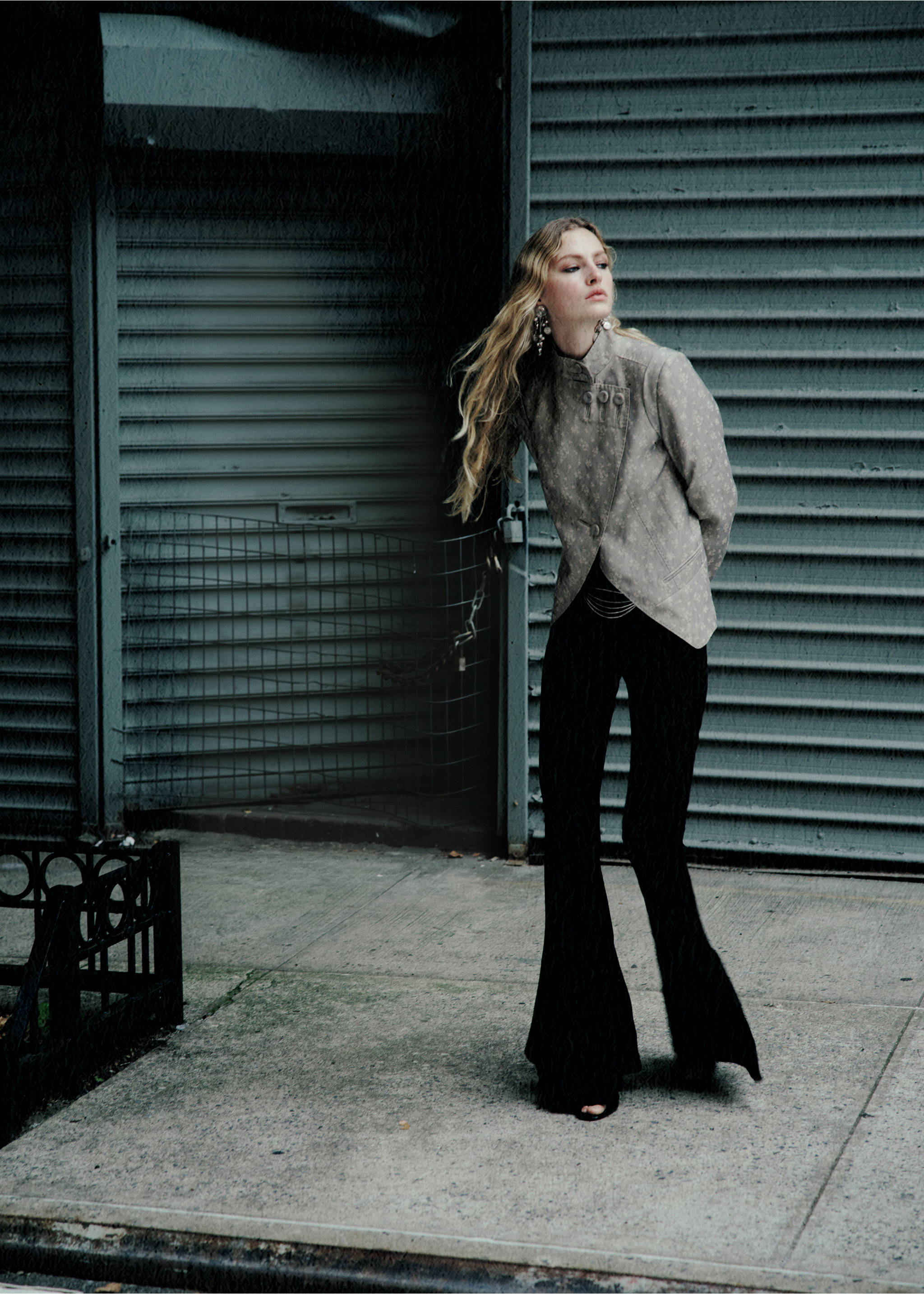 Low-rise flared trousers - General plane, Black. Ref: 37064799-00.