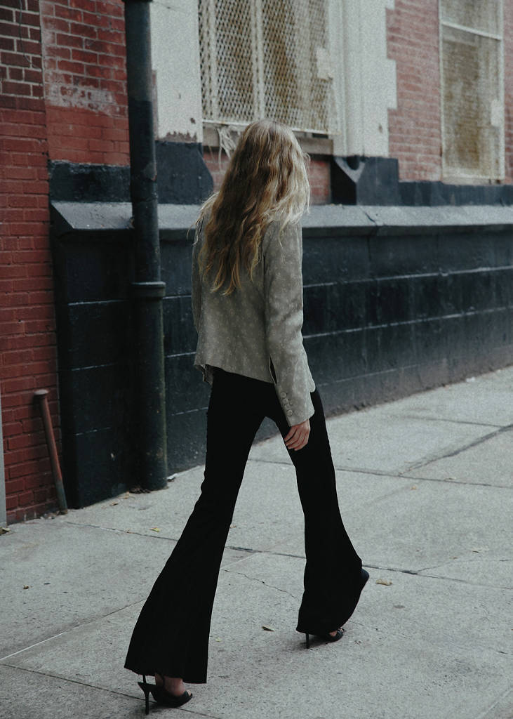 Low-rise flared trousers — Black
