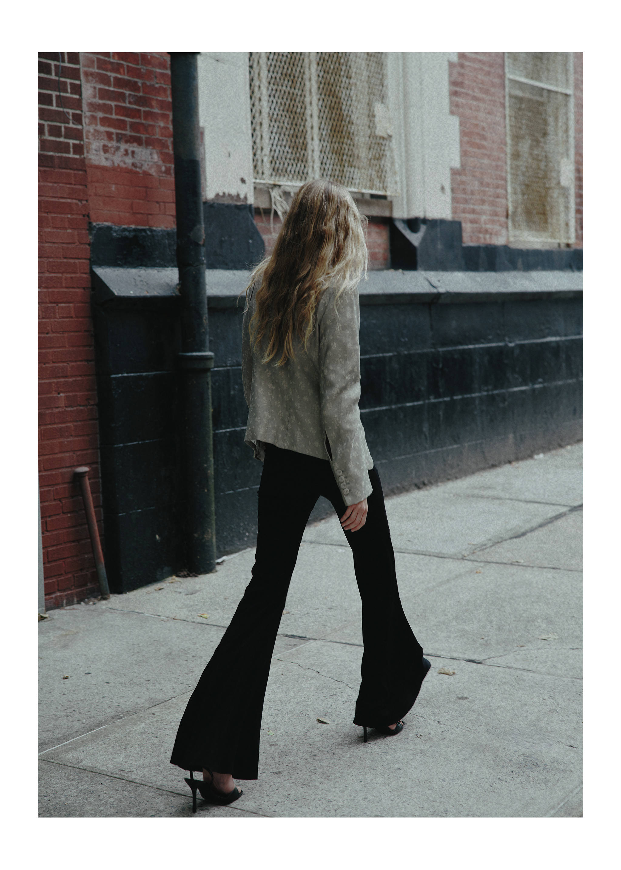 Low-rise flared trousers - Reverse of the article, Black. Ref: 37064799-00.