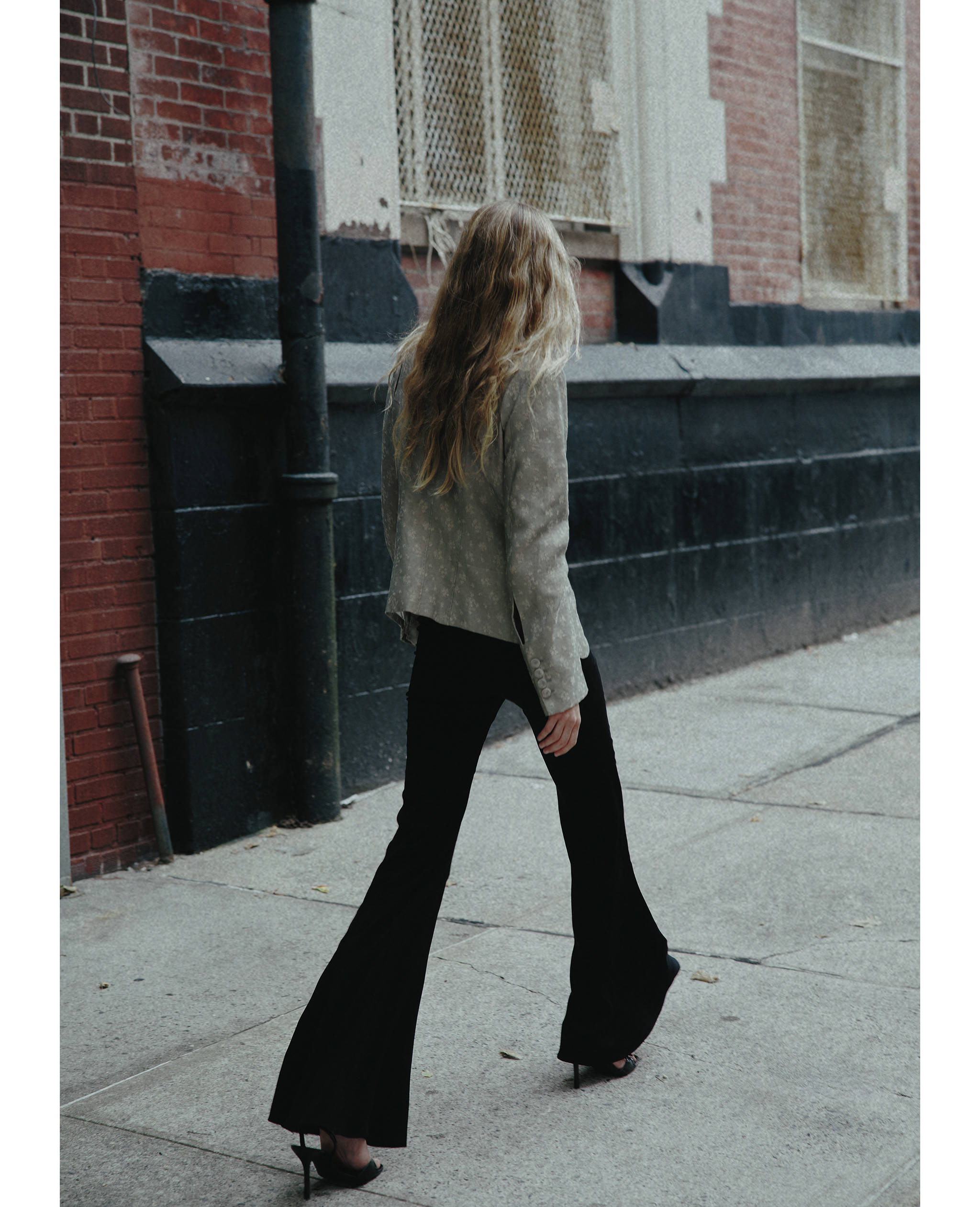 Low-rise flared trousers - Reverse of the article