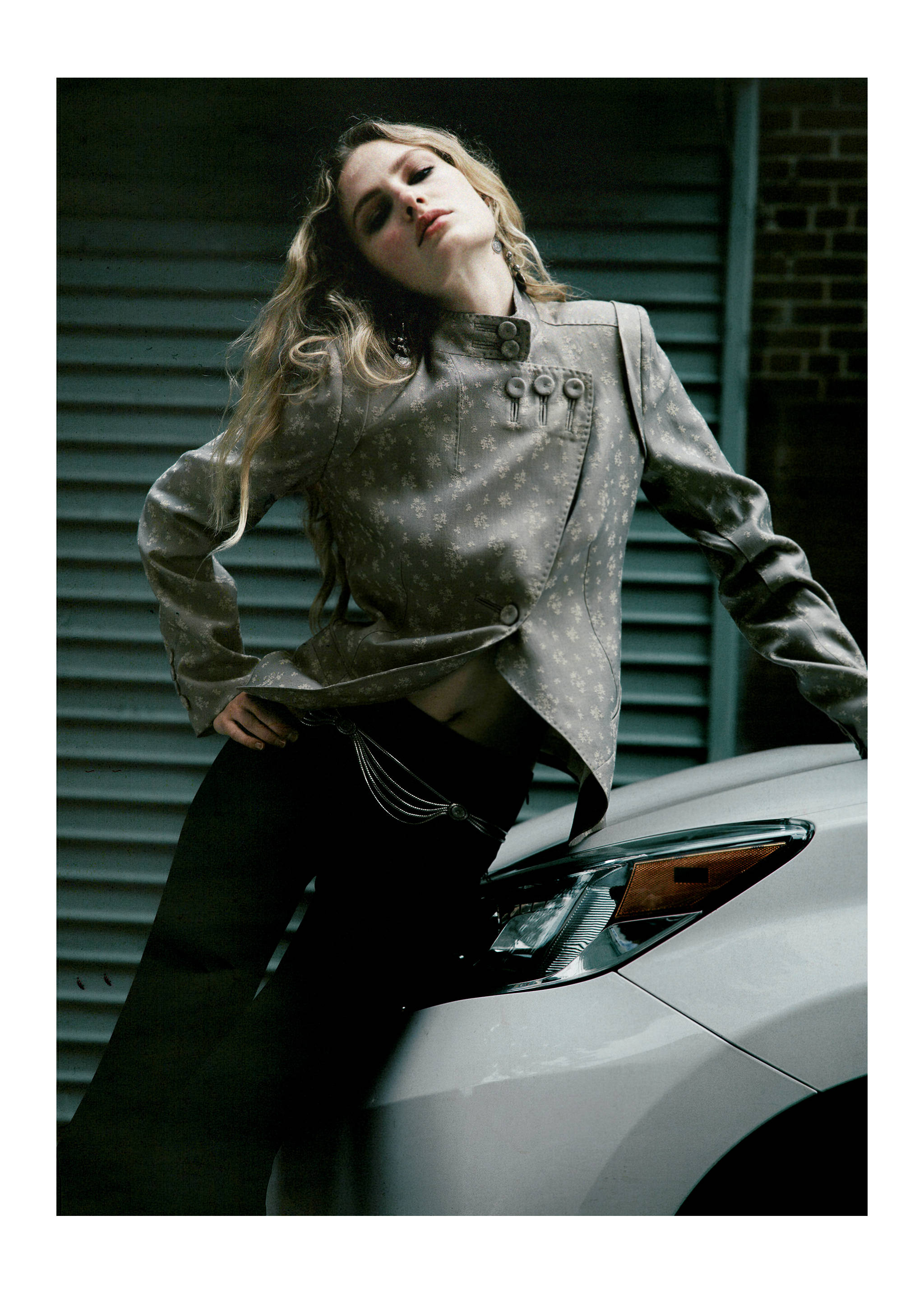 Low-rise flared trousers - Details of the article 1, Black. Ref: 37064799-00.