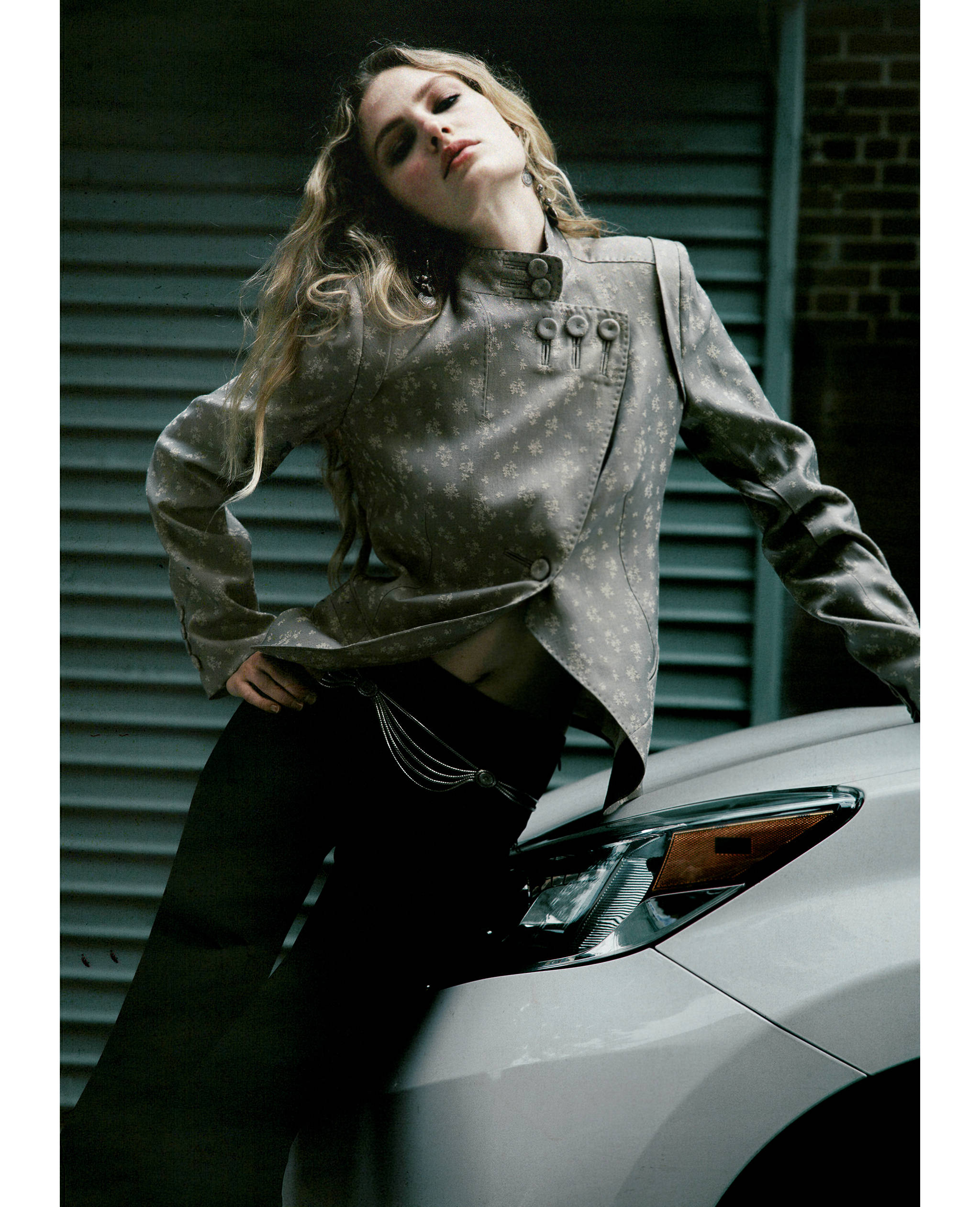 Low-rise flared trousers - Details of the article 1