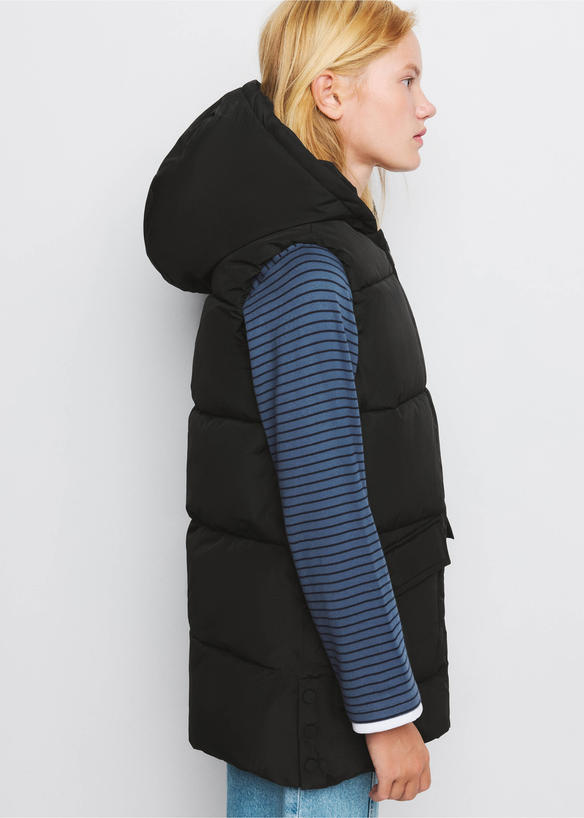 Hooded waistcoat with pockets - Details of the article 4, Black. Ref: 37065150-00.