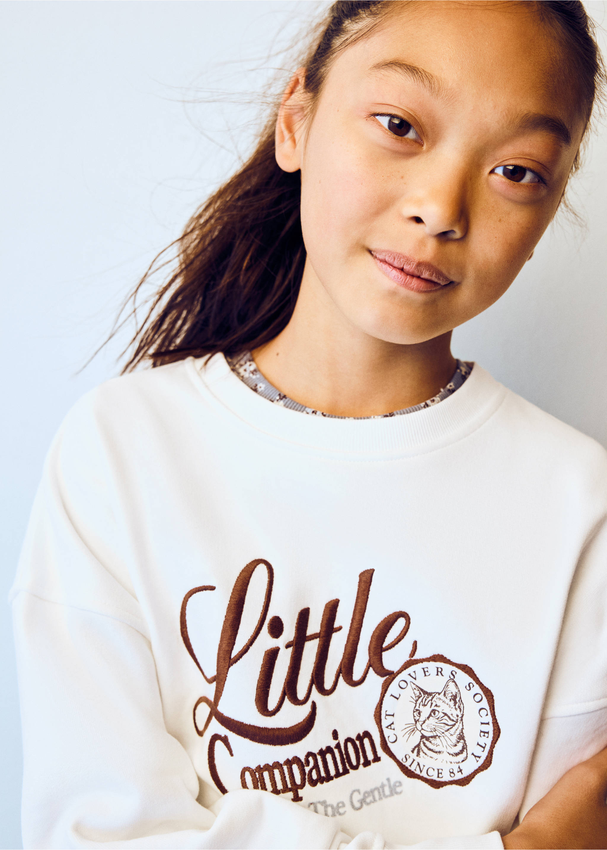 Sweatshirt de algodão com pormenor bordado - Plano médio, Branco-pérola. Ref: 37065159-00.
