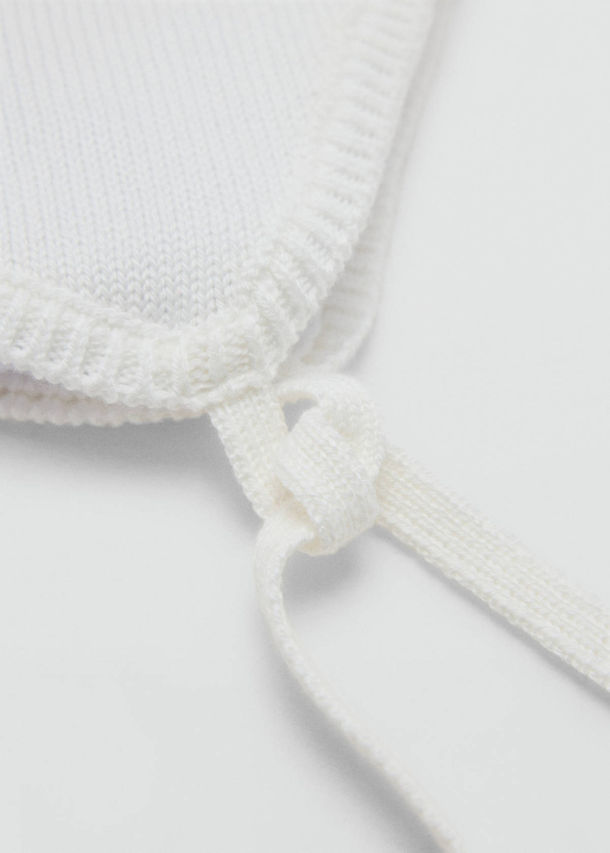 Knit bonnet with bow closure — Off White