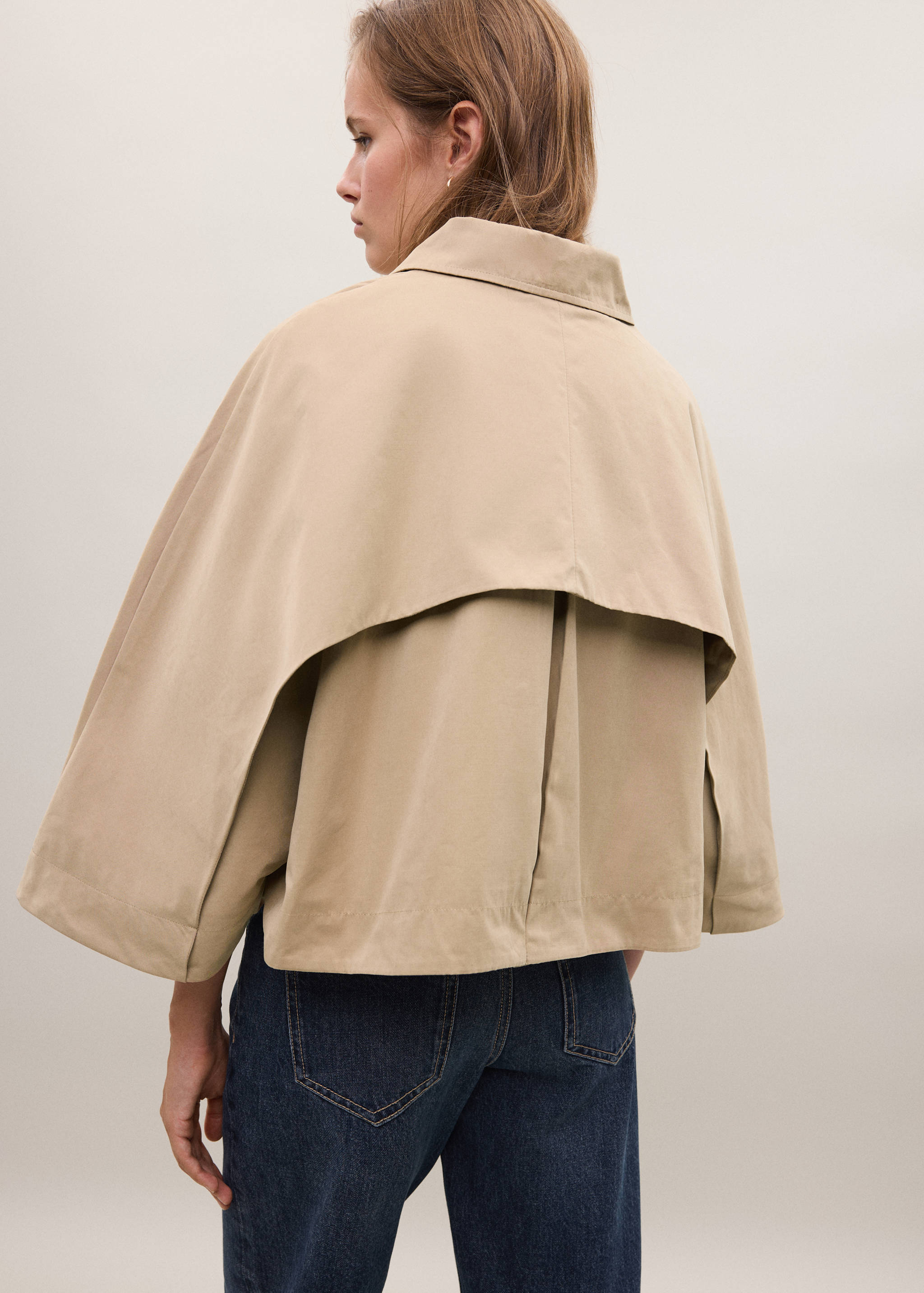 Trench cape with buttons - Reverse of the article