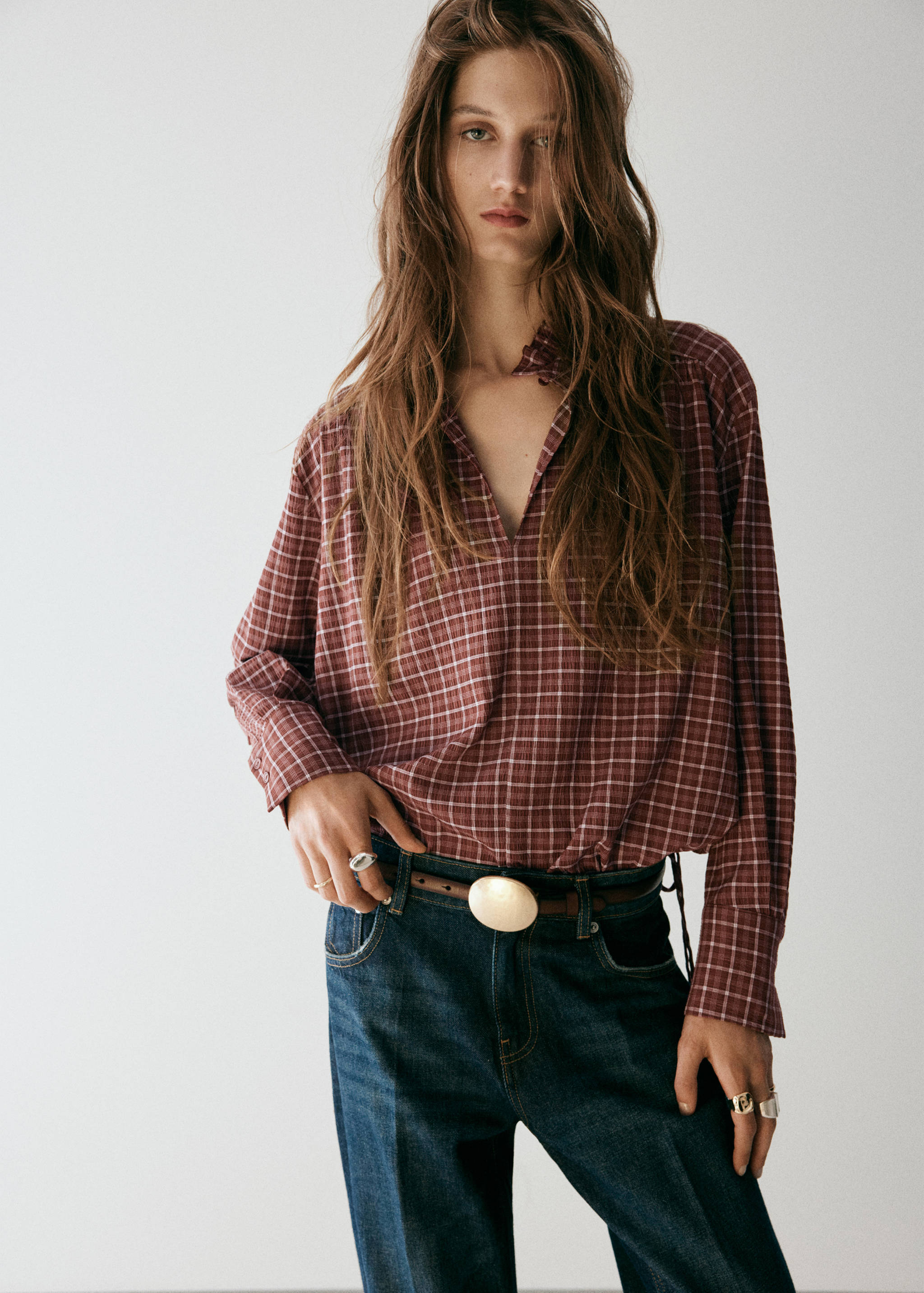 Blusa cuadros cuello pico - Plano medio