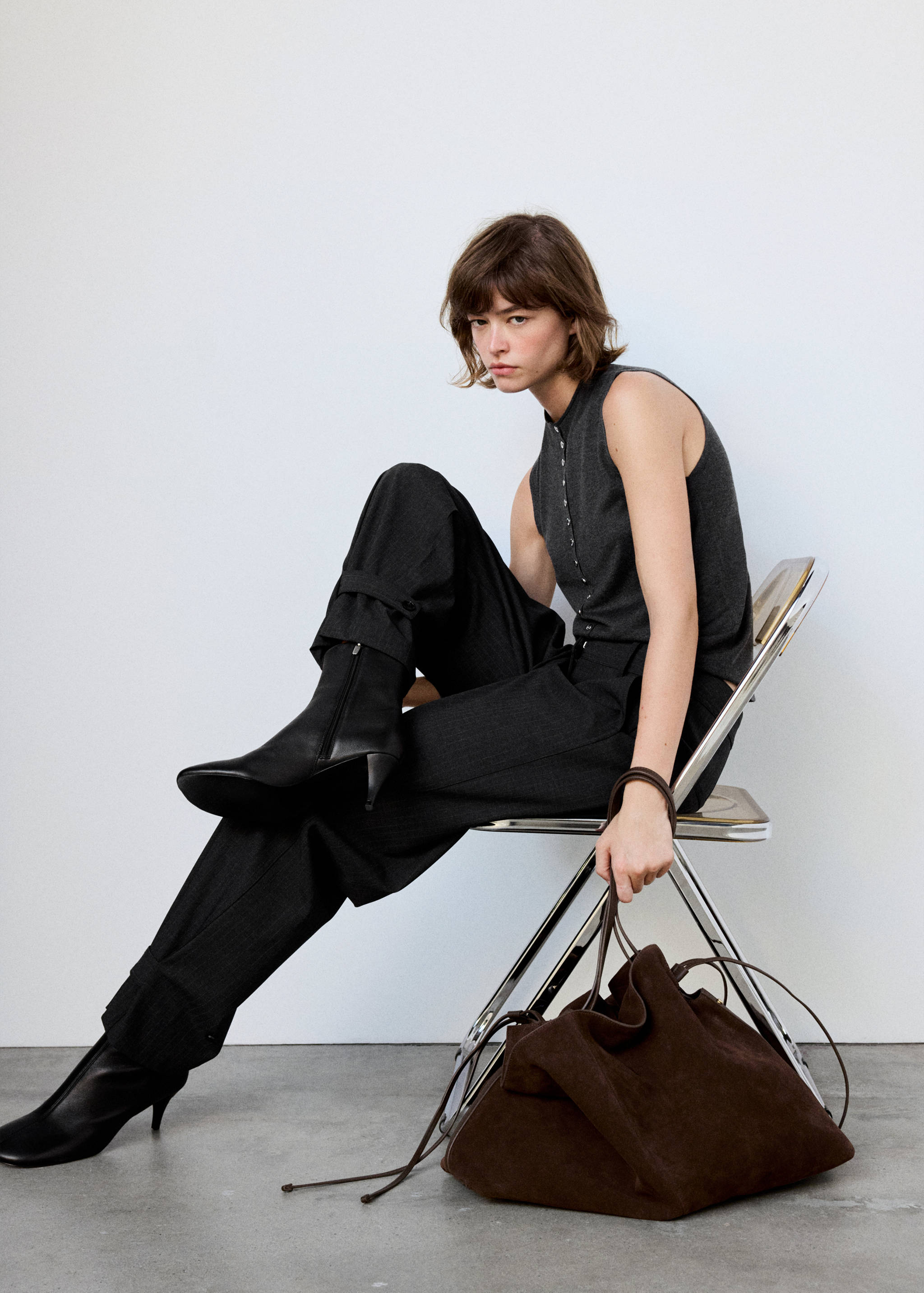 Fine-knit waistcoat with buttons - Details of the article 1