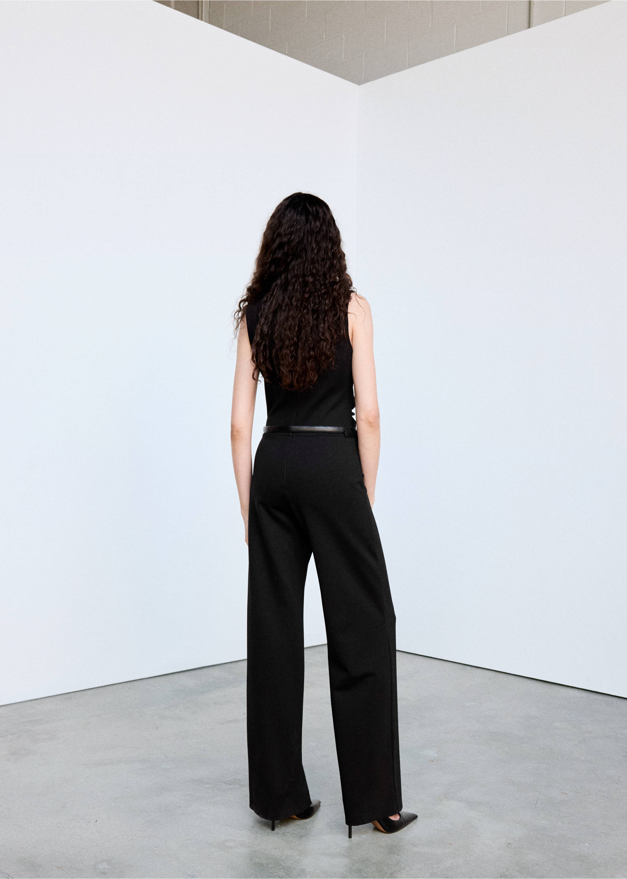 Jumpsuit met riem en gerimpelde details - Achterkant van het artikel, Zwart. Ref: 37065852-00.