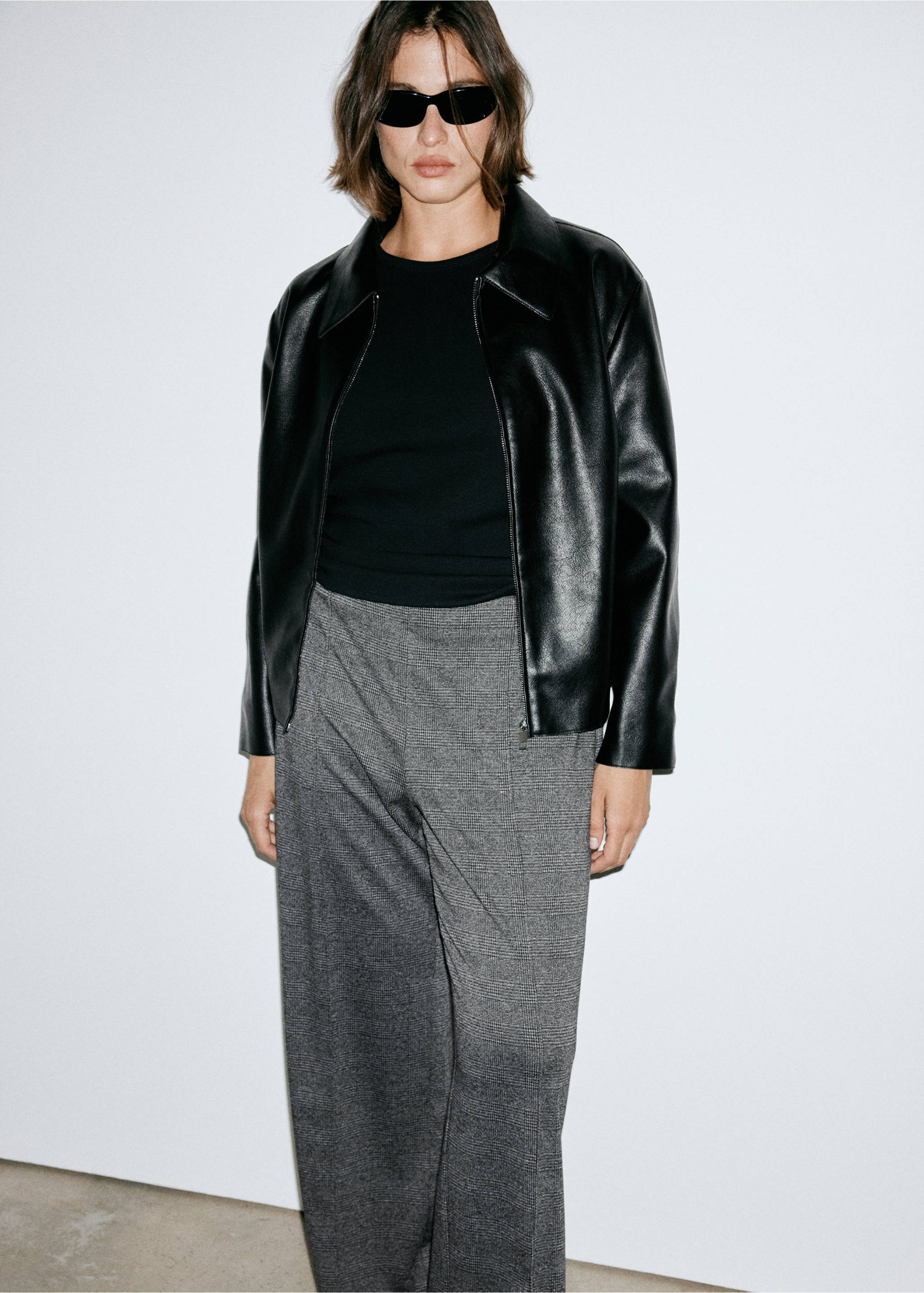 Straight checked trousers - Details of the article 6, Black. Ref: 37065858-00.