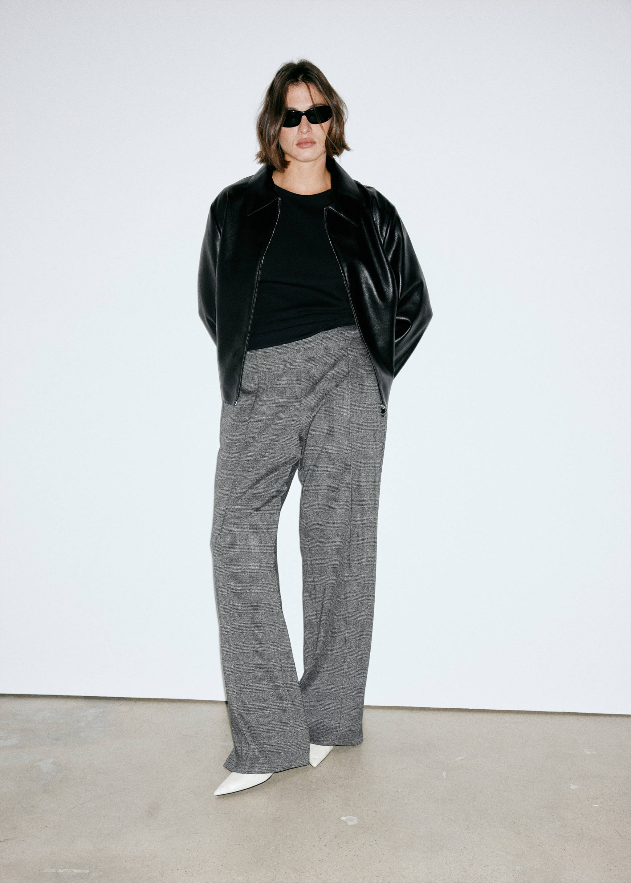 Straight checked trousers - Details of the article 5, Black. Ref: 37065858-00.