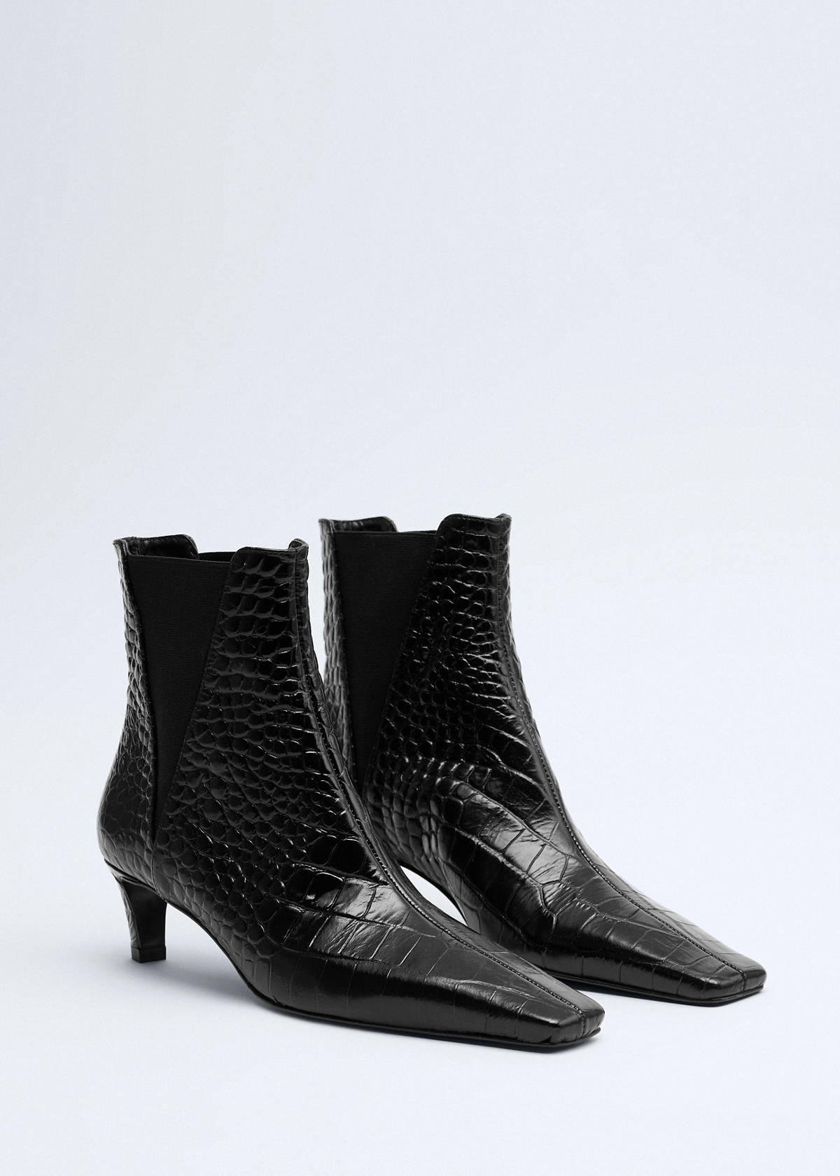 Leather boots with kitten heels — Black