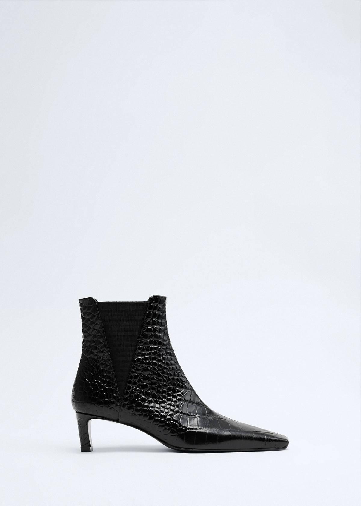 Leather boots with kitten heels — Black