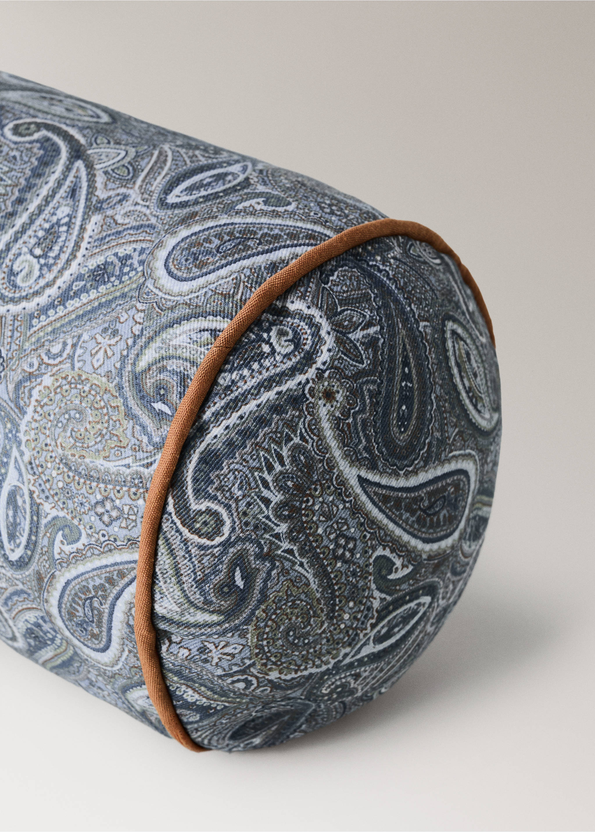 Cotton paisley cylindrical cushion - Details of the article 2, Forest Green. Ref: 37065874-00.