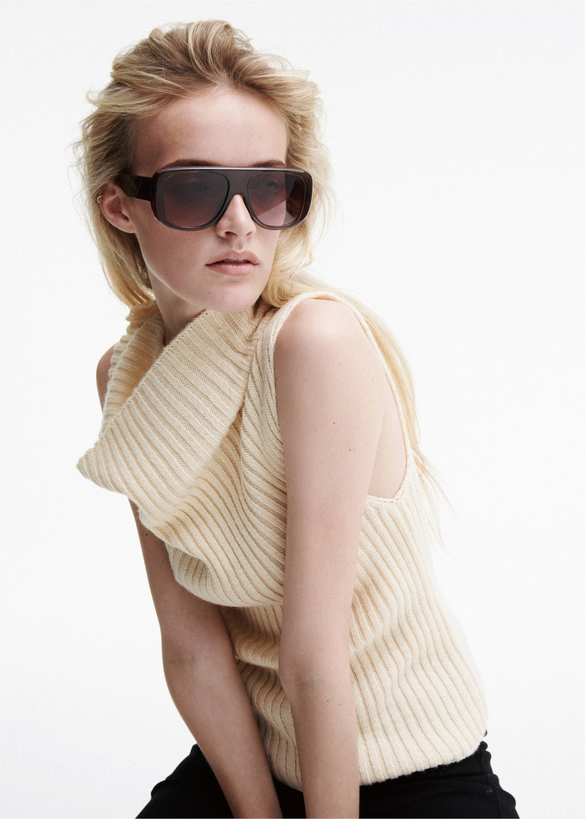 Turtleneck ribbed gilet - Details of the article 1, Ecru. Ref: 37065876-00.
