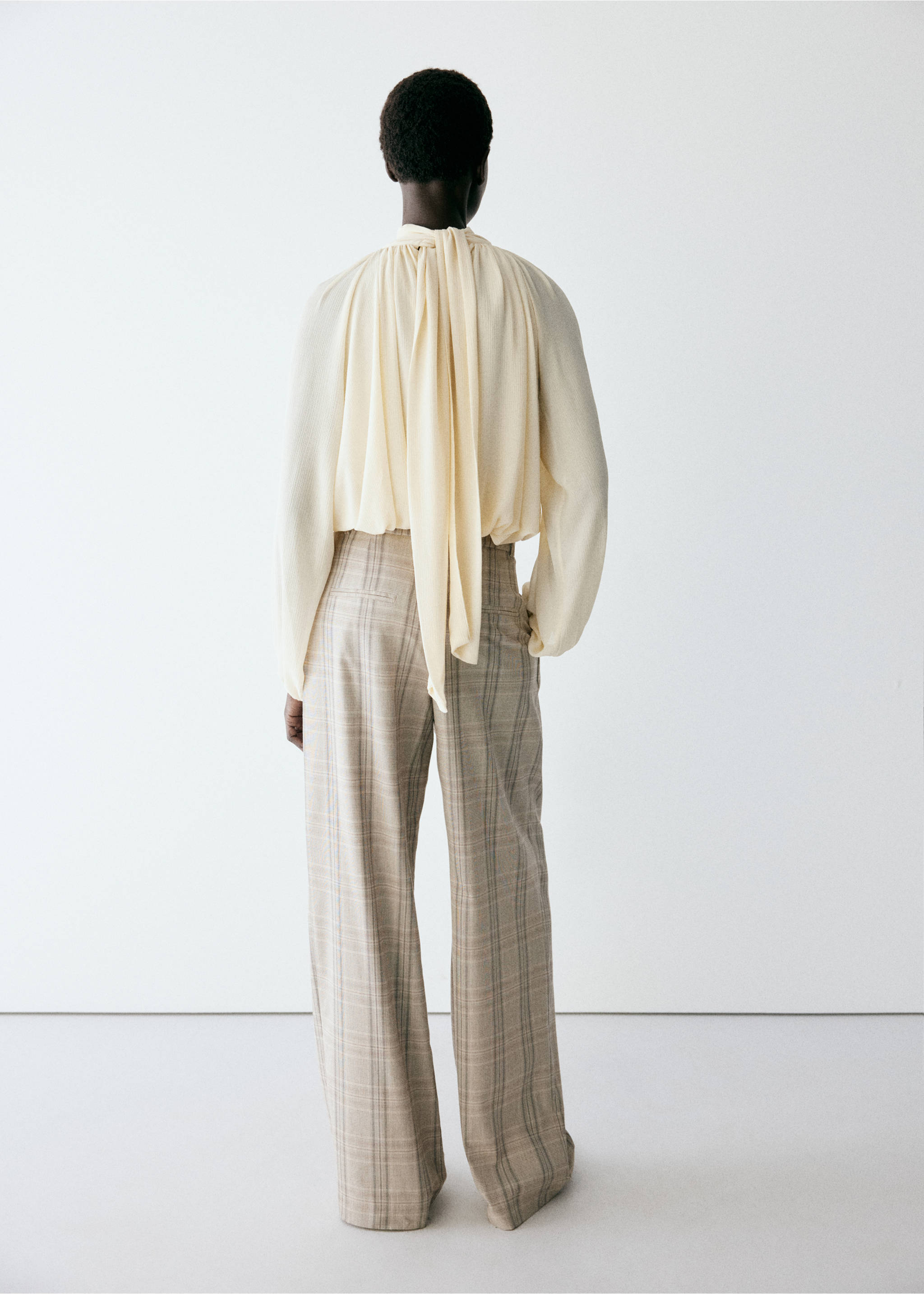 High-neck gathered blouse - Reverse of the article, Off White. Ref: 37065878-00.