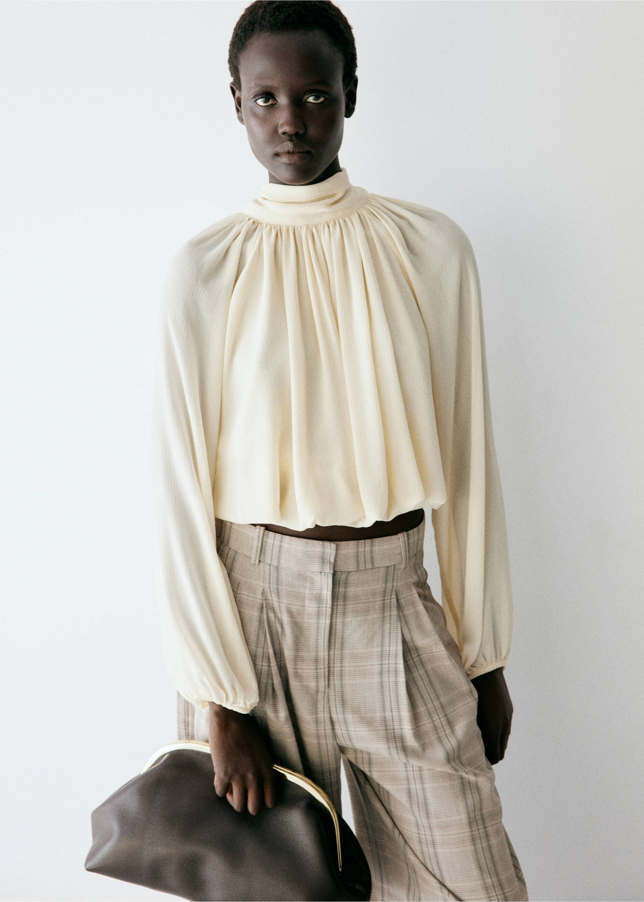 High-neck gathered blouse - Λεπτομέρεια του προϊόντος 3, Υπόλευκο. Ref: 37065878-00.
