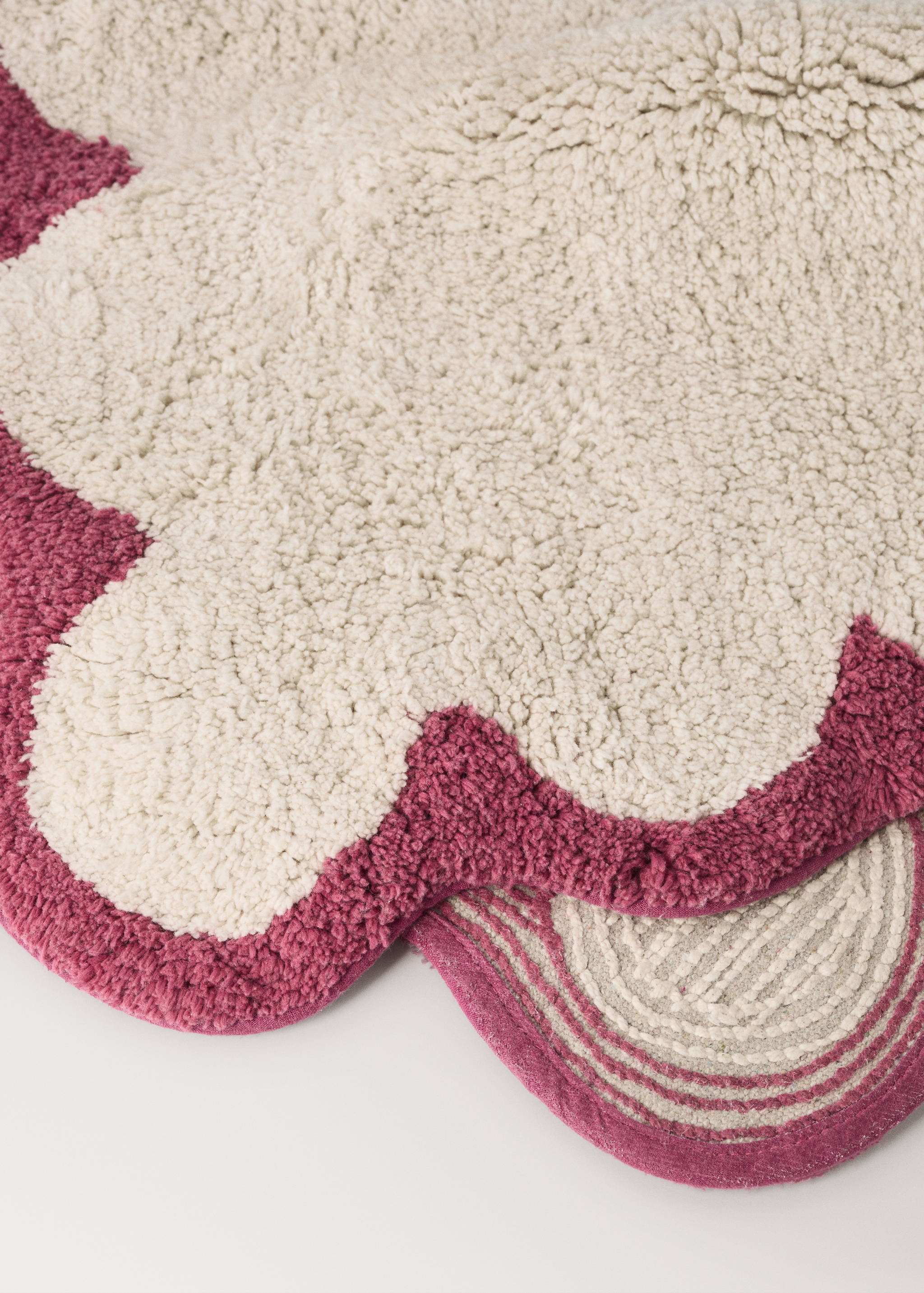 Cotton bath mat with contrasting wavy border - Details of the article 2