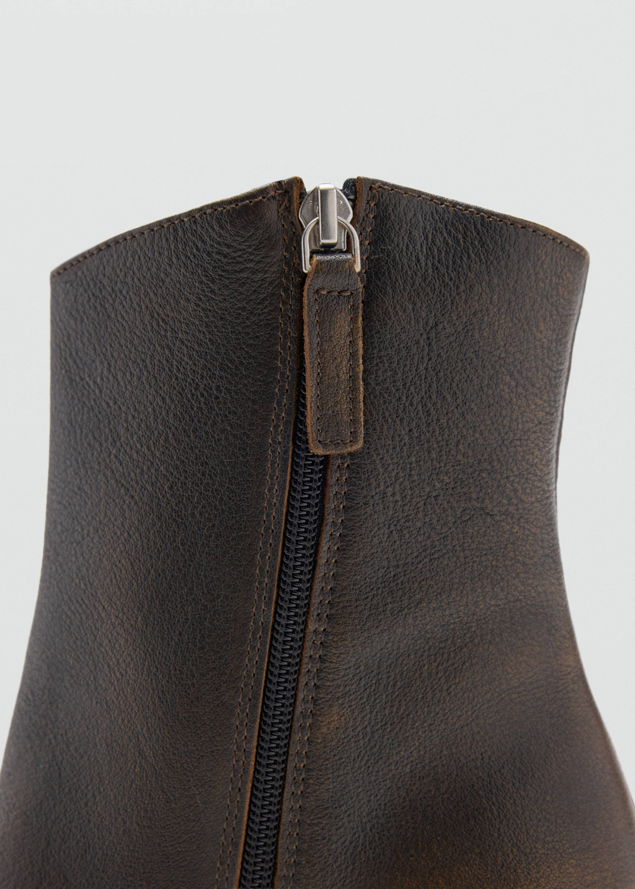 100% leather ankle boot with heel - Details of the article 2