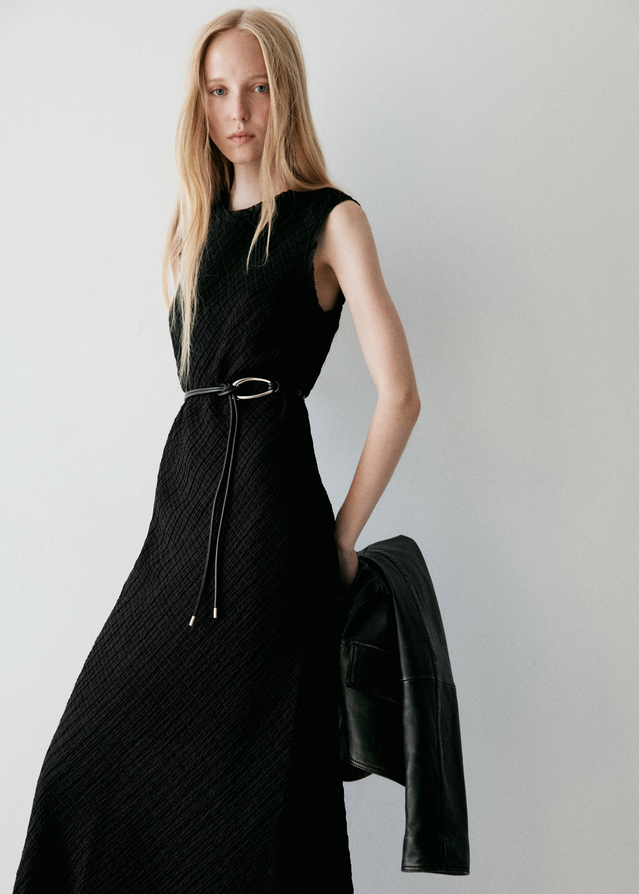 Robe froncée ceinture - Plan moyen