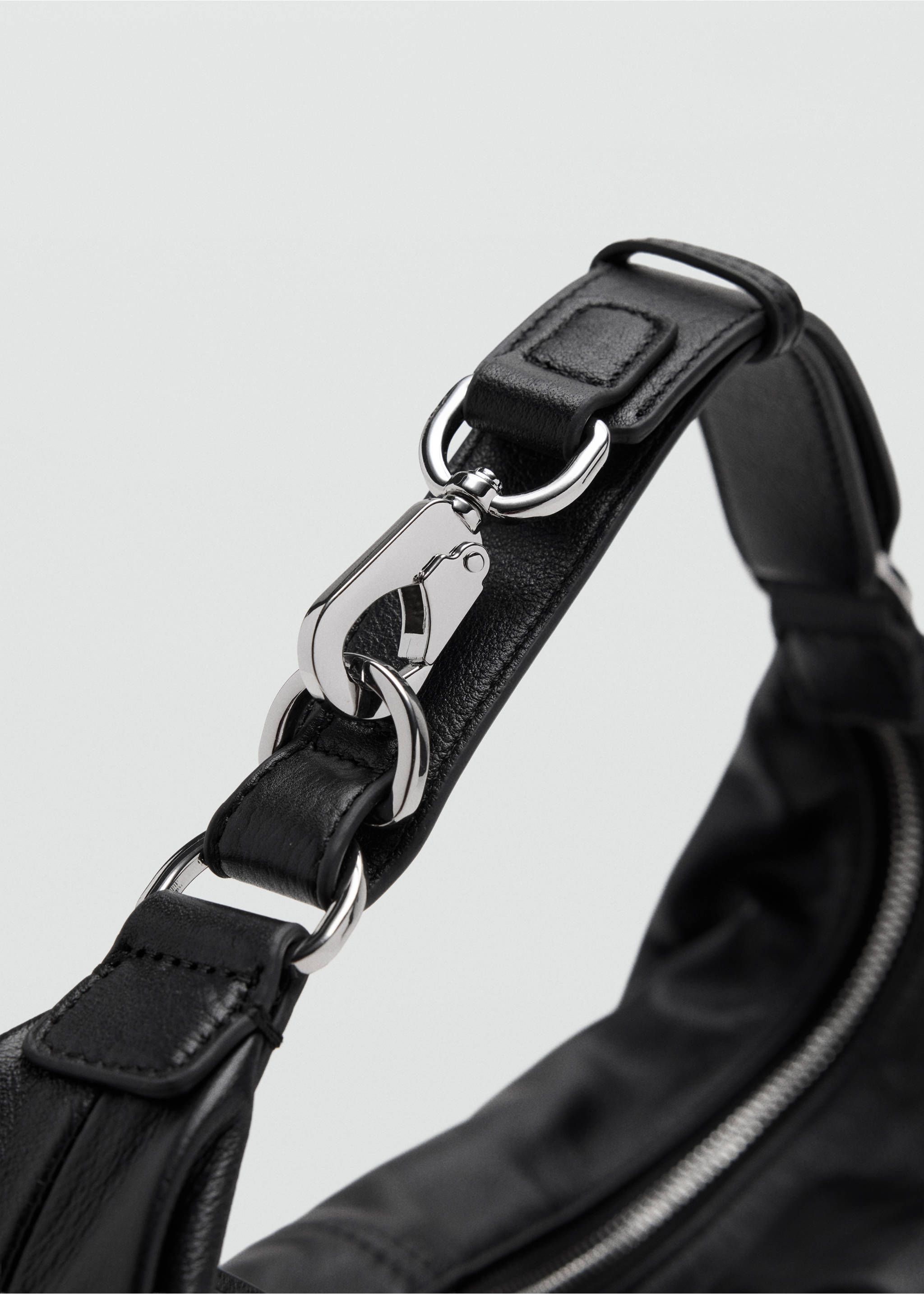 100% bovine leather bag - Details of the article 1, Black. Ref: 37065999-00.