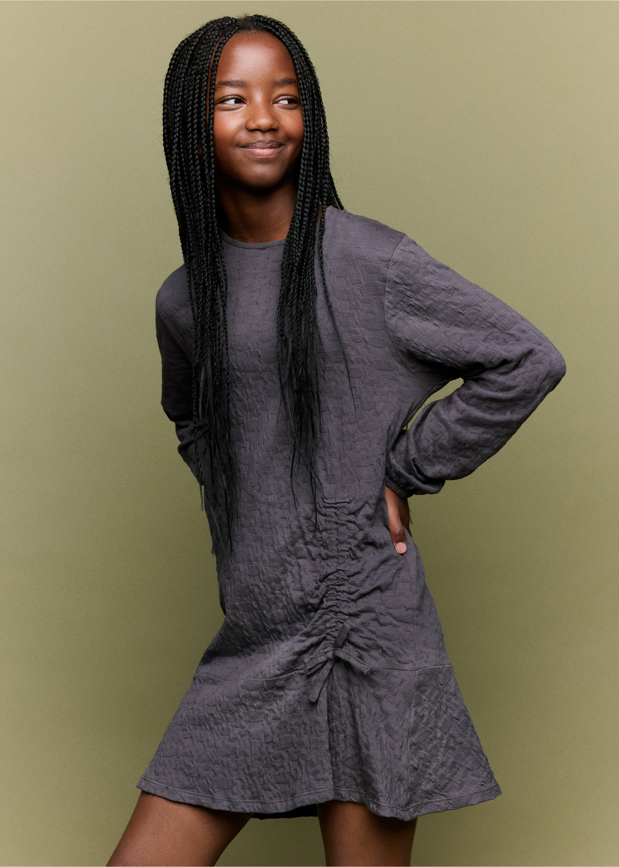 Vestit texturitzat frunzit lateral - Pla mig, Gris antracita. Ref: 37066007-00.