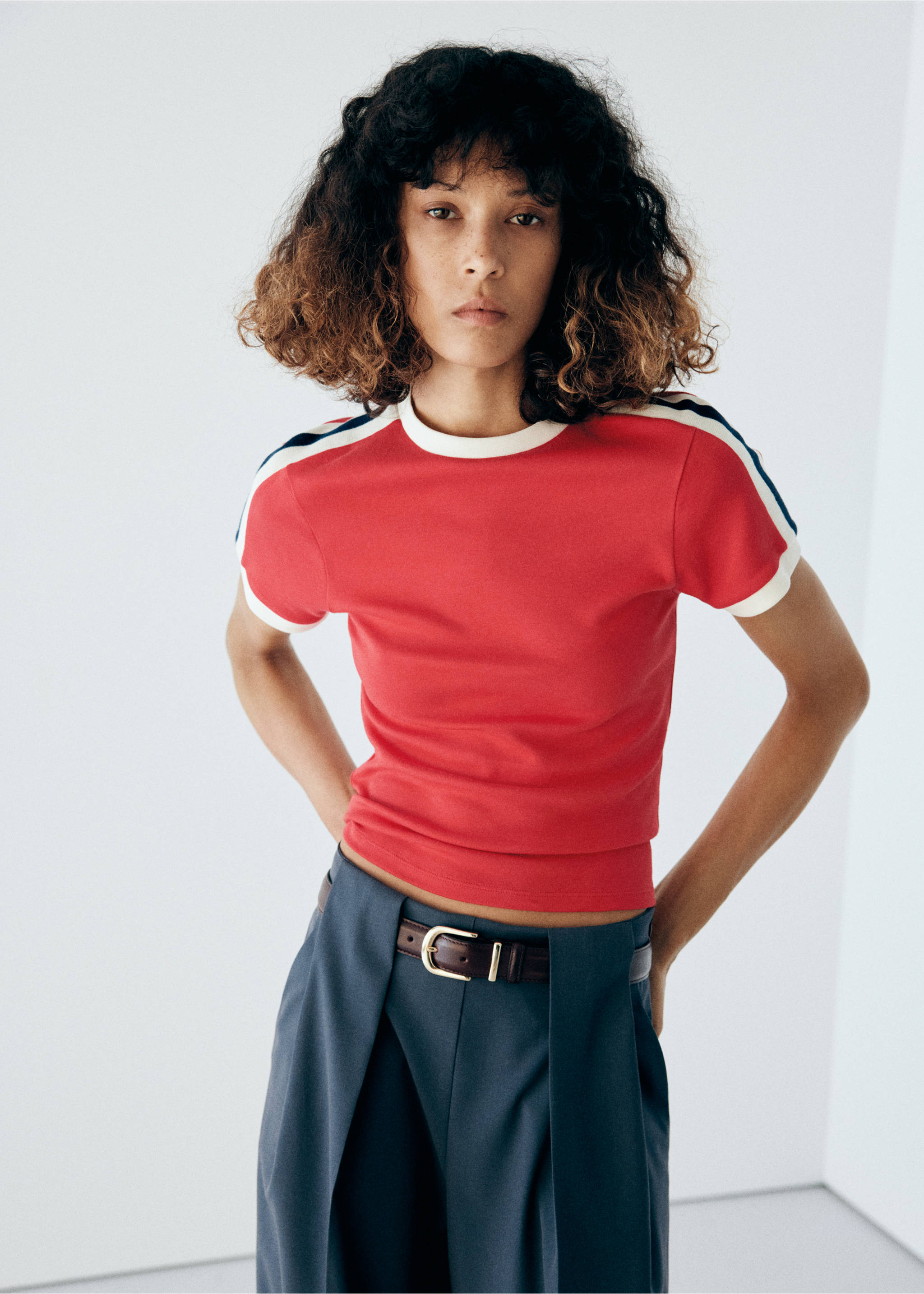 T-shirt détails contrastants - Plan moyen, Rouge. Ref: 37066010-00.
