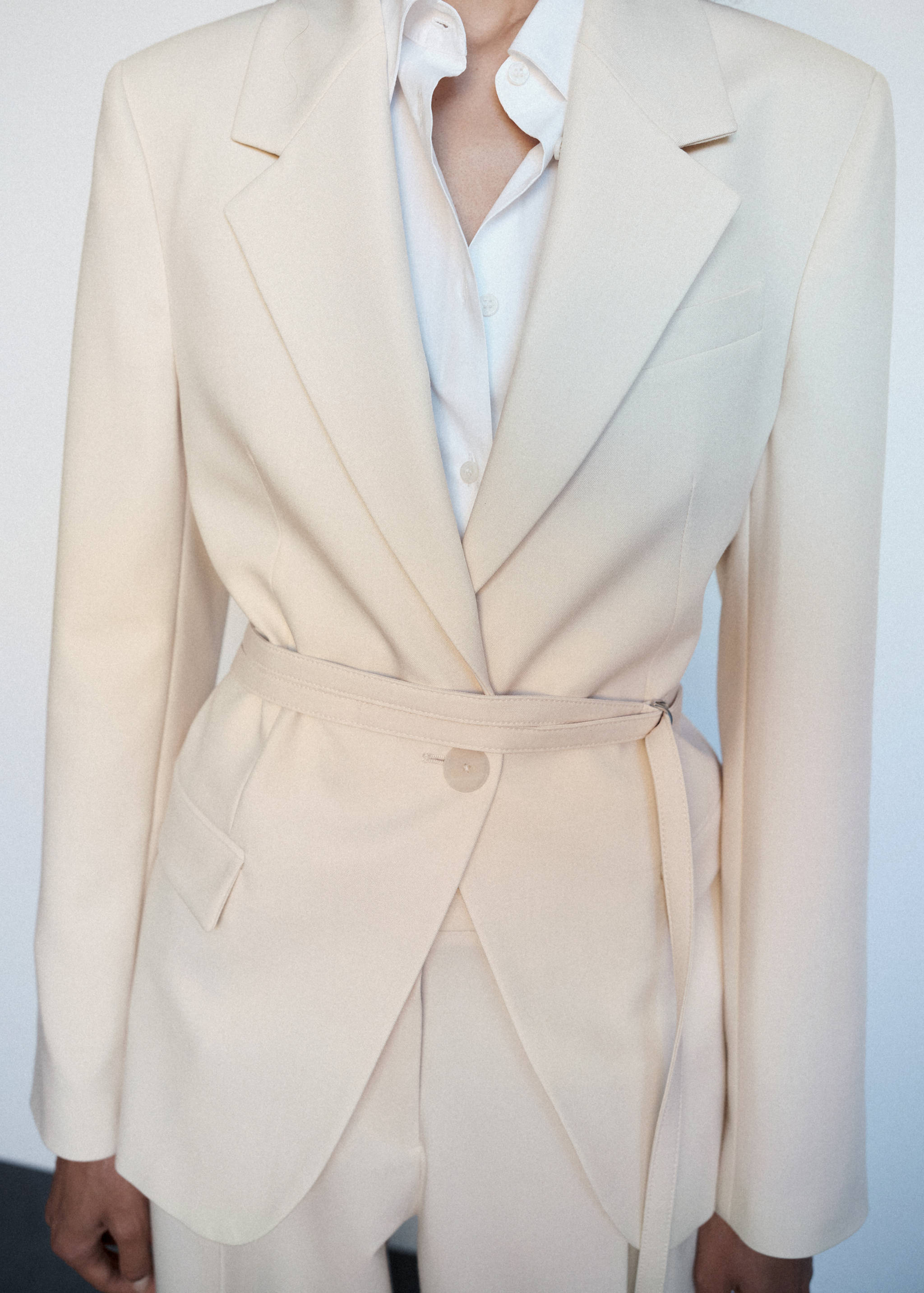 Veste costume ceinture - Plan moyen
