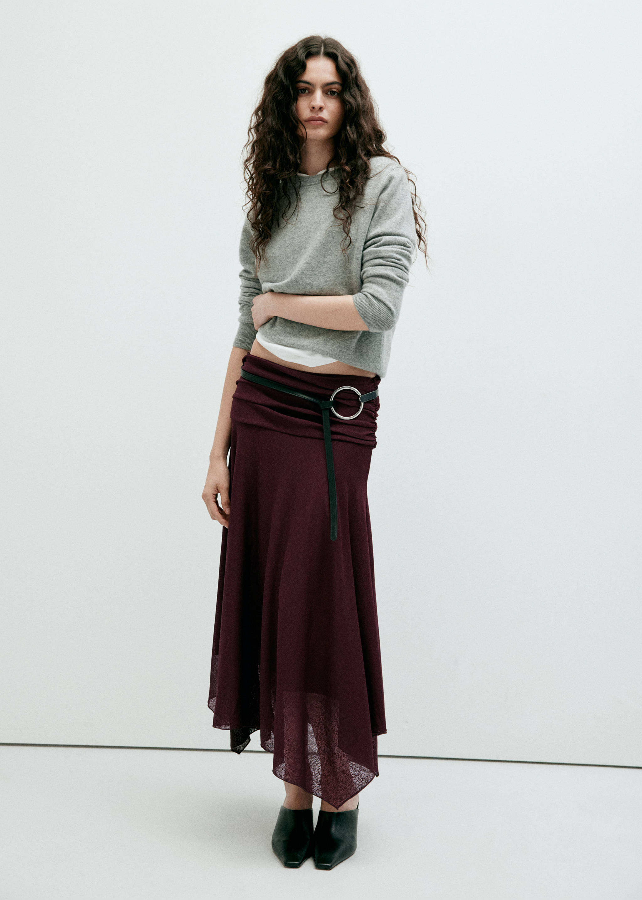 Skirt with gathers and an asymmetrical hemline - General plane