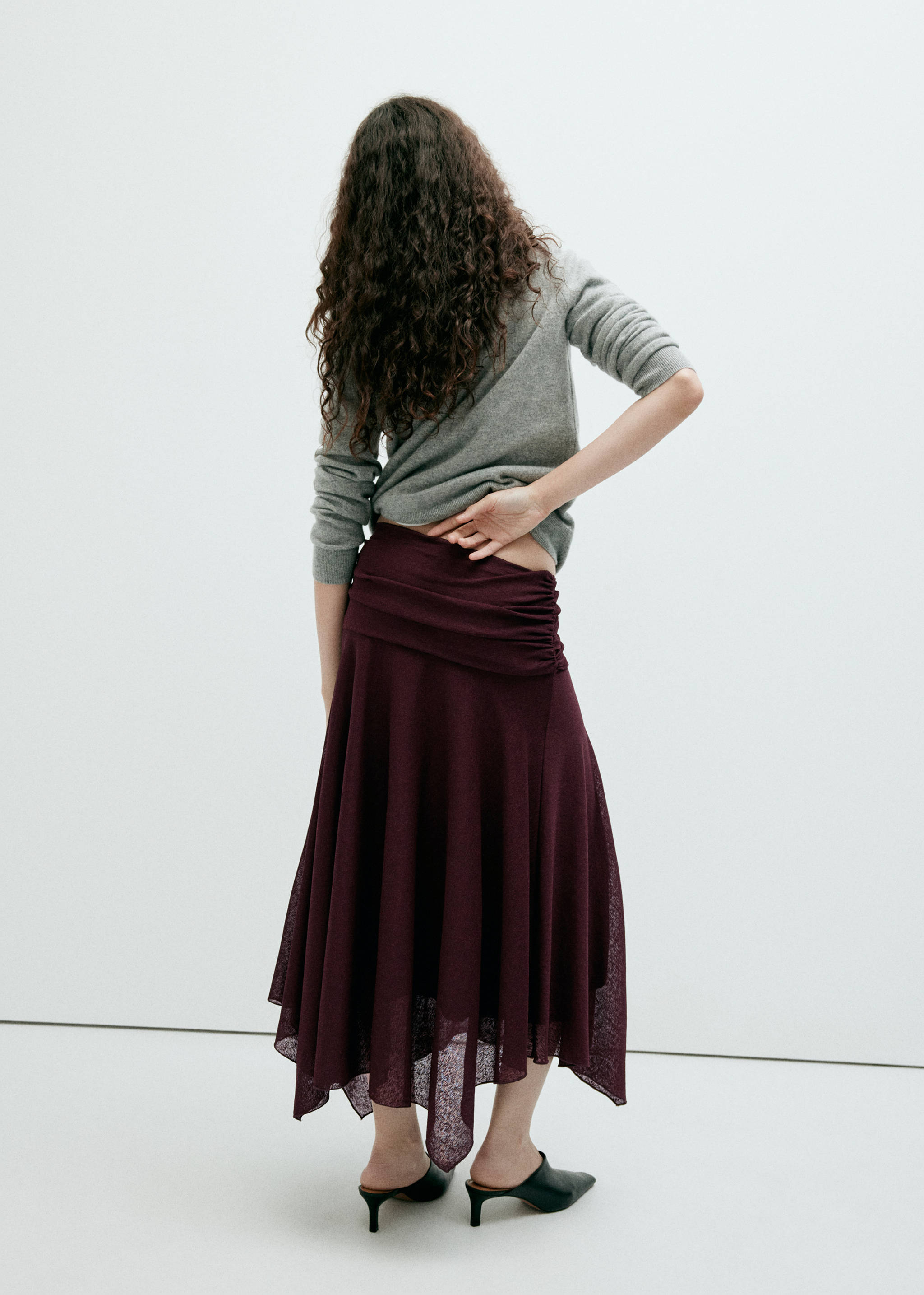 Skirt with gathers and an asymmetrical hemline - Reverse of the article
