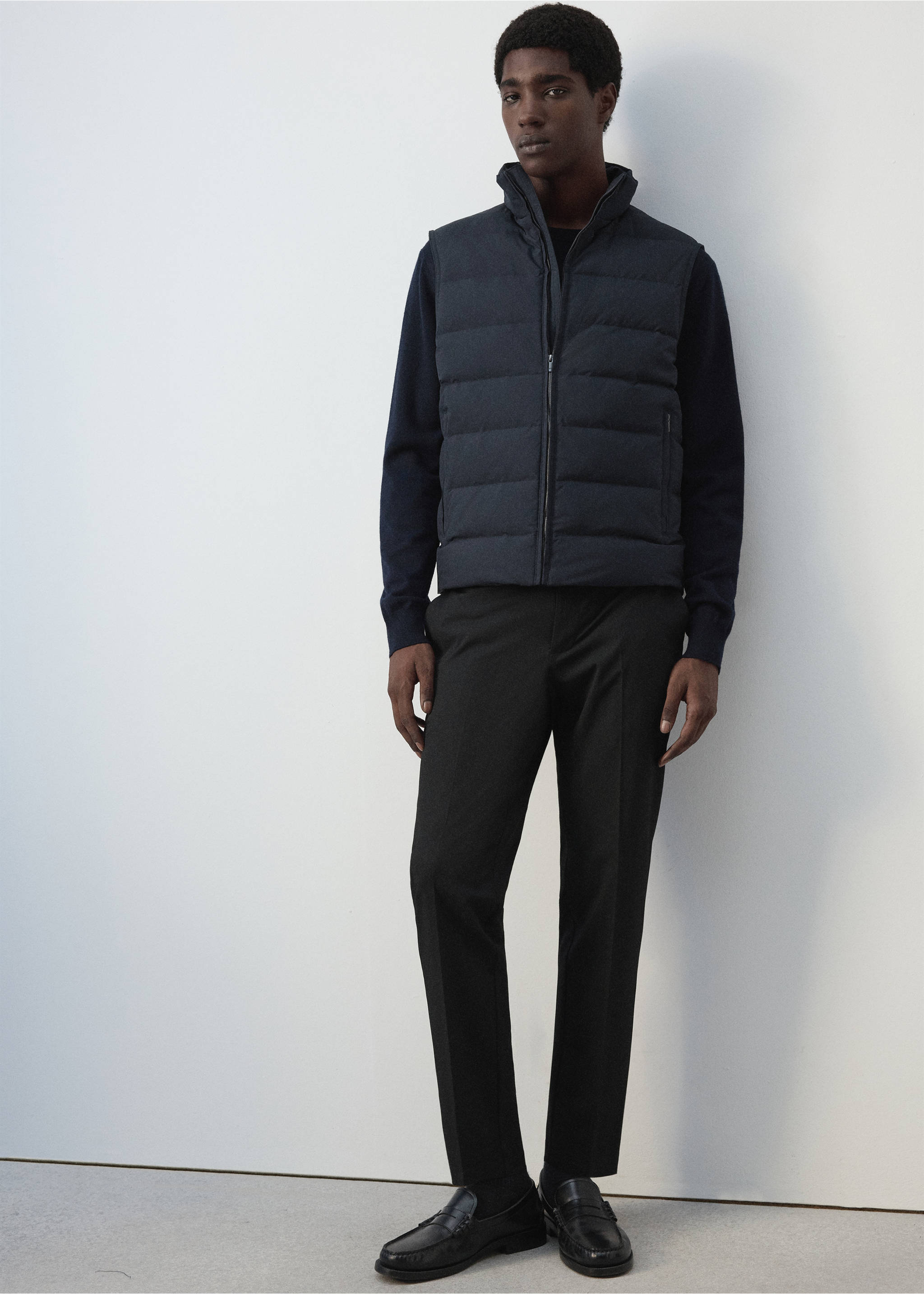 Water-repellent down quilted vest - Details of the article 4, Night Blue. Ref: 37066321-00.